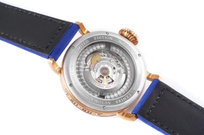 SⅤ又添新作真利時飛行員系列2019年度新款 好萊塢大片青銅騎士殺到！！！真力時是胡歌和靳東等“老幹部”們十分喜歡佩戴的腕表品牌之一，這款青銅材質的腕表散髮著一身正氣，本身就是腕表界的“老幹部”，戴上它足以從外在增添內涵。腕表45毫米的表殼由青銅打造，表鏡採用弧形雙面防眩處理藍寶石水晶，淺變綠色錶盤上粗體阿拉伯數字時標和鍍金琢面的指針上都覆有SuperLuminova SLN C3超級夜光物料，夜間仍可清晰讀取時間，SV 真力時飛行員系列，實現你的大飛夢