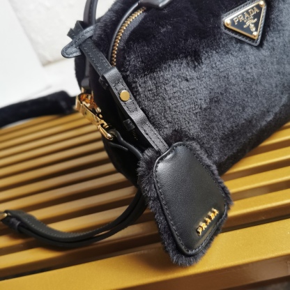 【 原單】🎉最新款迷你手袋🎉1BH208羊毛🎉🎉這款迷你手袋結構挺括，風格百搭，搭配柔軟的羊毛皮，彰顯冬日魅力。皮革細節與雙向拉鍊開合和金屬五金配件錦上添花，飾有塗琺瑯三角形金屬徽標。內配進口小羊皮，上身效果非常酷/時尚，冬天必備爆款🎉寶寶們，趕緊入手吧
尺寸：長19.5x高13x底6cm