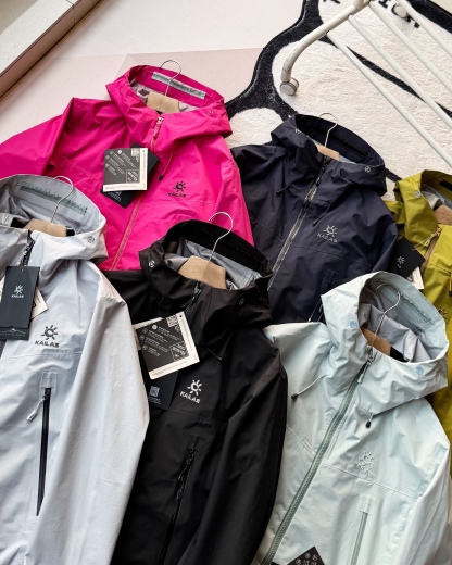 KAILAS凱樂石博格達衝鋒衣！防風防水透氣保溫，六色可選！面料採用與100D Gore-Tex Pro同級防護科技，人性化剪裁設計立體剪裁在肩部、肘部預留充足活動空間，背負重包時也不會束縛動作。風帽後側設有抽繩調節系統，暴雨時收緊可防止雨水糊臉；袖口採用鈎環固定，大幅活動時不易移位。透氣與輕量平衡腋下雙拉鍊設計能在運動時形成有效通風。整體重量控制得當，長途徒步不會造成負擔。可拆卸內膽：三合一設計最驚喜的是羽絨內膽
羽絨內膽特別輕便，保暖效果很好；可拆卸，很方便穿脫，拆掉羽絨內膽，就是一件風殼