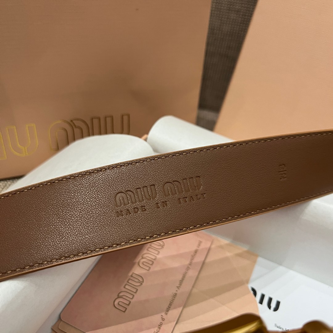 
  MiuMiu 今年大爆款上新‼️‼️
皮質絨面 冬天超適合絨絨的
這就是野性與可愛結合的反差美！
關但寬度粗 腰頭大 有一種野性與可愛結合的反差美～
炎名系上有甜酷甜酷的氛圍感喔#
寬度 ：3.5cm