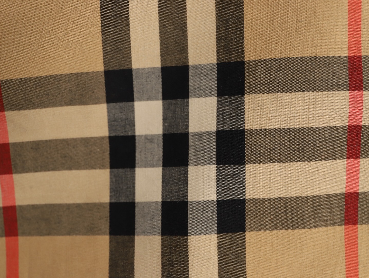 Burberry/巴寶莉 經典大格紋棉質長袖襯衫
面料採用雙股80支梭織小斜紋面料，格紋對位，
紗線定織定染，每個獨立的尺碼都是定位裁片，前幅，口袋，
袖子等部位都是對格對位的，工序複製，費時費料，採用純天然珍珠貝殼紐扣，
洗水嘜定制，多處手工一片一片激光剪裁對位，
所有工序，用料都是ZP做法，區別市面一眼假版本
此款更是絕對不能錯過的珍寶級別產物！！
顏色：卡其大格
S Size：S-XL