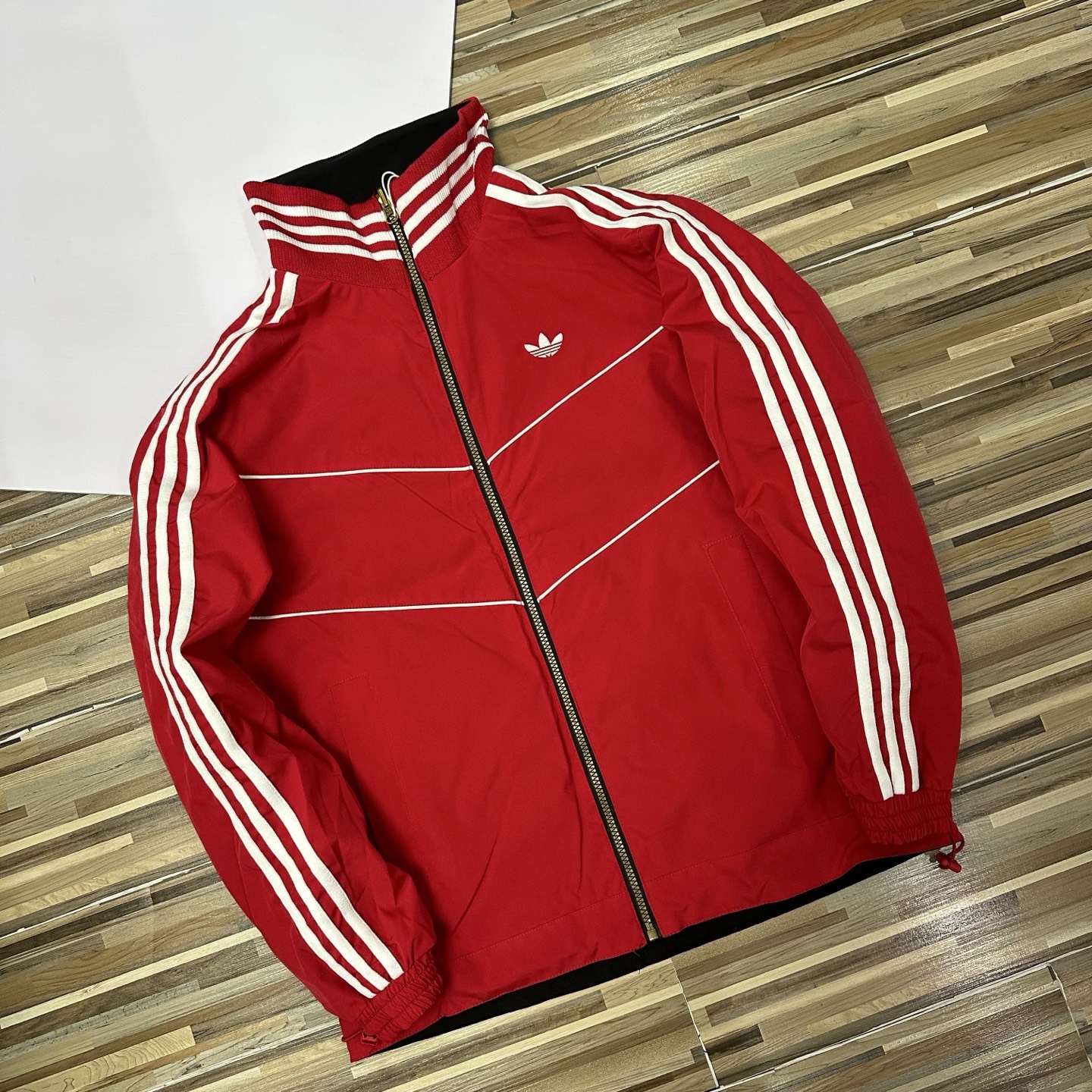 春秋季新款男士夾克外套女士外套夾克雙面穿外套紅色外套阿迪達斯三葉草外套三條槓夾克）
阿迪達斯 Adidas 三葉草兩面穿外套 
​黑紅撞色的外套在秋冬里超吸睛
​設計簡直是性價比王炸，雙面雙風格隨便切換，黑面走復古運動風，紅白條紋領撞色吸睛，側邊編織紋路藏滿細節

後背還有彩色刺繡三葉草，潮得毫不費力，紅面是經典白條紋款，簡約亮眼還巨顯白，
做工細節直接拿捏，全身細密鎖邊走線，針腳勻得找不出一根歪線，側邊編織紋路是規整手工走線，穿再久都不會松垮開線，

五金輔料更是誠意滿滿，領口織帶包边厚实挺
