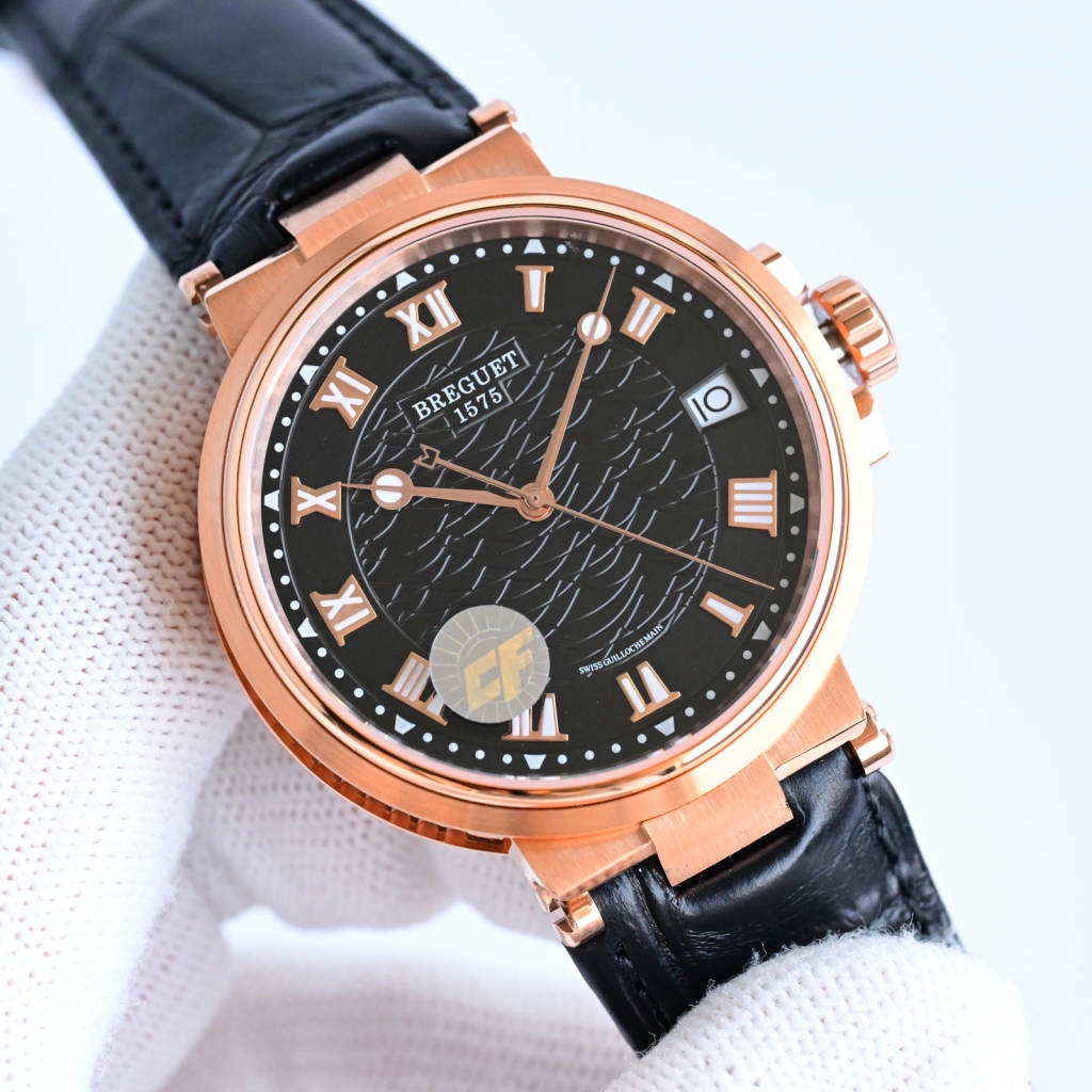 CF新品發佈會，寶璣-Breguet
航海MARINE航海系列5517款腕表，航海天文鐘的起源作品，“時計本是兵家利器”說的就是這款腕表，鐘錶界的巨作。工廠全面抄寫原裝數據，98%還原殼型字面，彰顯原裝優雅硬朗的氣質，原裝同款777A自動機械機芯，鐫刻獨立編號與寶璣先生簽名。直徑40毫米。正反均為藍寶石防刮玻璃，旋入式防水錶冠。實測防水深度100米。搭配飾有太陽放射紋錶盤，配裝進口鰐魚皮錶帶，以零頭的價格給您帶來原裝超值體驗。
