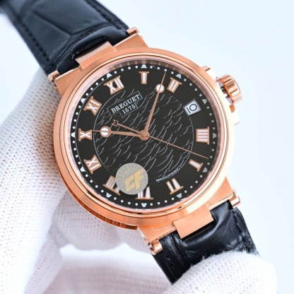 CF新品發佈會，寶璣-Breguet
航海MARINE航海系列5517款腕表，航海天文鐘的起源作品，“時計本是兵家利器”說的就是這款腕表，鐘錶界的巨作。工廠全面抄寫原裝數據，98%還原殼型字面，彰顯原裝優雅硬朗的氣質，原裝同款777A自動機械機芯，鐫刻獨立編號與寶璣先生簽名。直徑40毫米。正反均為藍寶石防刮玻璃，旋入式防水錶冠。實測防水深度100米。搭配飾有太陽放射紋錶盤，配裝進口鰐魚皮錶帶，以零頭的價格給您帶來原裝超值體驗。