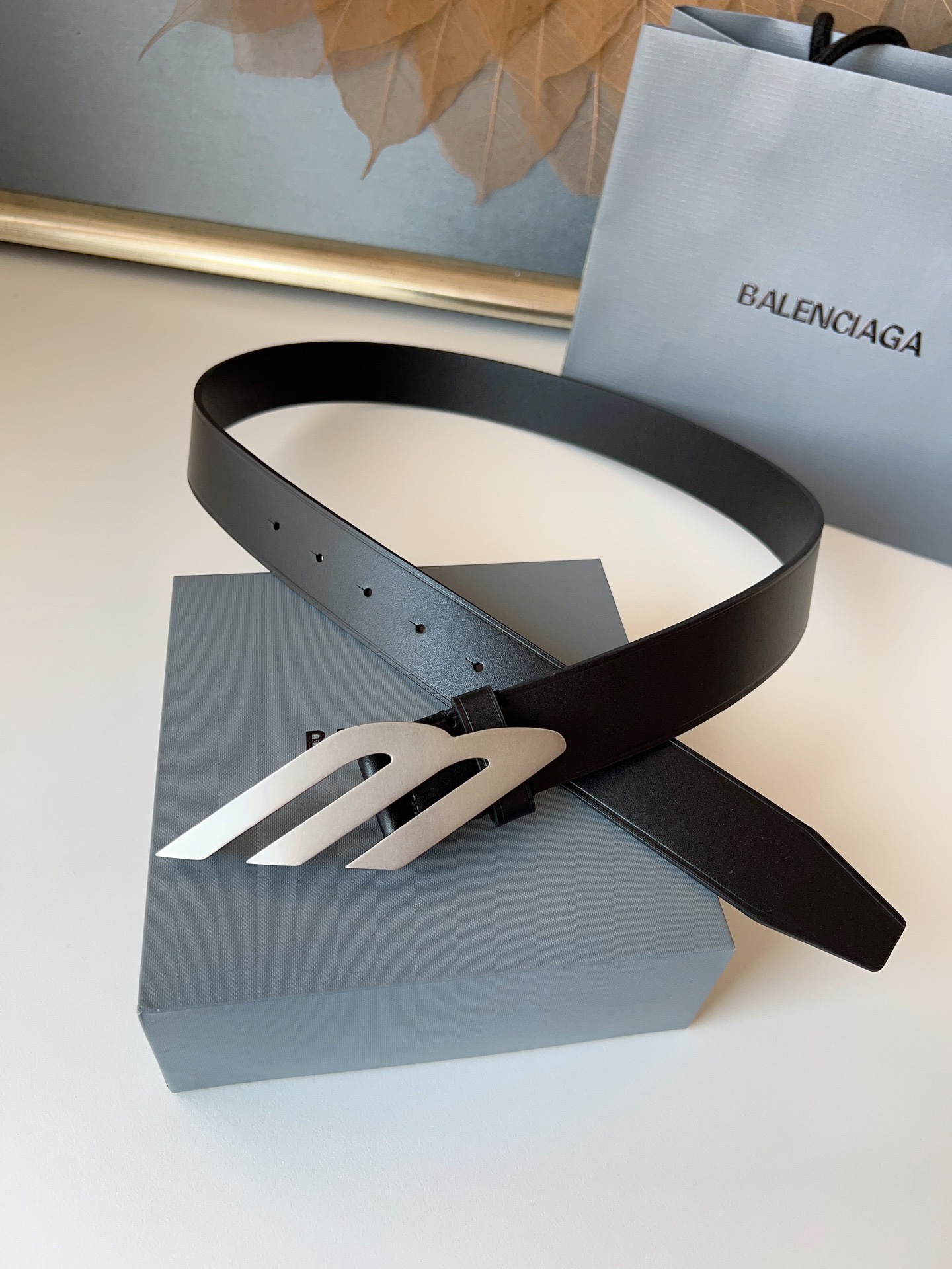 巴黎世家（Balenciaga）寬度3.5cm 是法國的奢侈品牌，作為時尚界最具影響力品牌之一的地位。設計師源於：都市時尚潮流獨特的設計風格，採用進口小牛皮製作；搭配純銅復古五金，使其更具魅力。值得擁有的百搭精品！