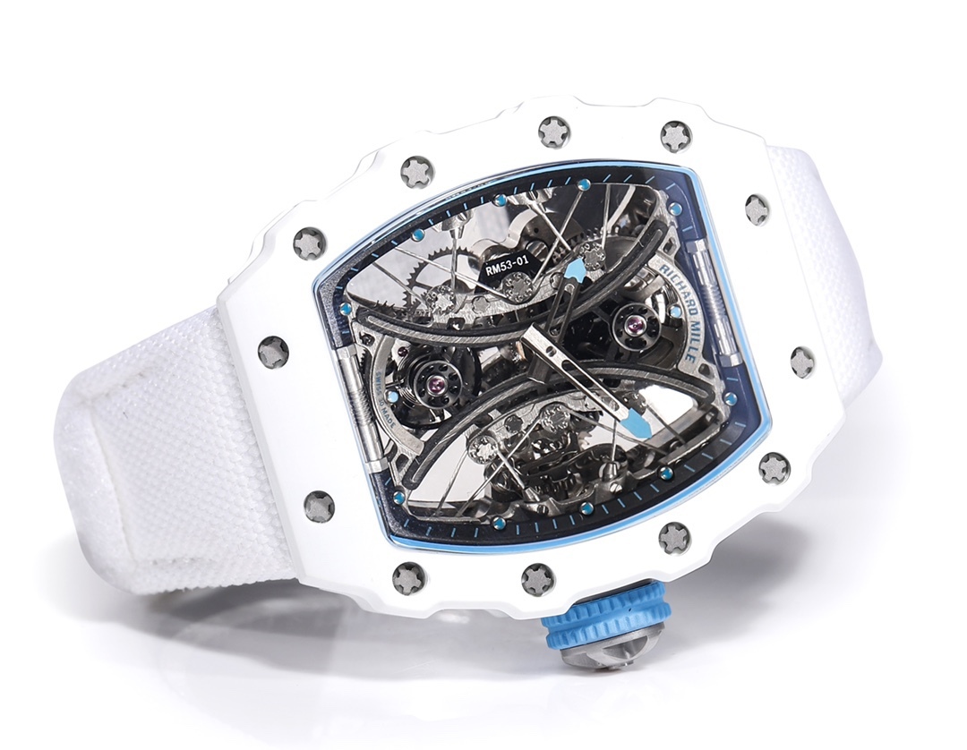 白色TPT石英纖維
【RICHARD MILLE】理查米爾RM53-01 將腕表設計與運動賽事相互結合，完美詮釋了賽場上的勇者堅定信念、頑強拼搏的精神。RM53-01以馬術運動為背景，採用多種高科技材料來抵御運動時帶來的強烈撞擊，從而保證不受破壞、正常運轉。高科技材質打造如同“護具”。“RM 53-01 PABLO MAC DONOUGH”的陀飛輪腕表，此款腕表除具備運動腕表的動感與活力外，還配備了堅固的TPT®碳纖維表殼、層壓藍寶石水晶表鏡以及固定機芯的懸浮式鋼索，有效的降低巨大衝擊、意外碰撞對腕表所帶