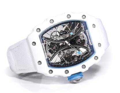 白色TPT石英纖維
【RICHARD MILLE】理查米爾RM53-01 將腕表設計與運動賽事相互結合，完美詮釋了賽場上的勇者堅定信念、頑強拼搏的精神。RM53-01以馬術運動為背景，採用多種高科技材料來抵御運動時帶來的強烈撞擊，從而保證不受破壞、正常運轉。高科技材質打造如同“護具”。“RM 53-01 PABLO MAC DONOUGH”的陀飛輪腕表，此款腕表除具備運動腕表的動感與活力外，還配備了堅固的TPT®碳纖維表殼、層壓藍寶石水晶表鏡以及固定機芯的懸浮式鋼索，有效的降低巨大衝擊、意外碰撞對腕表所帶