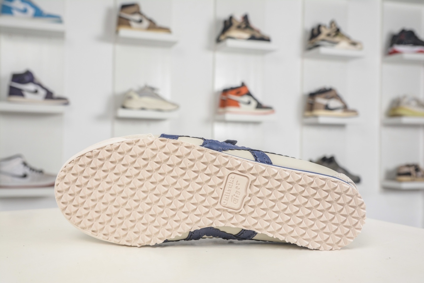 𝐏𝐚𝐭𝐨𝐮 𝐱  Tiger 玛丽珍 任敏同款 舒适轻盈平跟鬼冢虎 玛丽珍鞋 夏季必备 3mm薄底的贴地感 
货号: 1182A678 200
𝐬𝐢𝐳𝐞：36 37 37.5 38 39 39.5 40 40.5 41.5