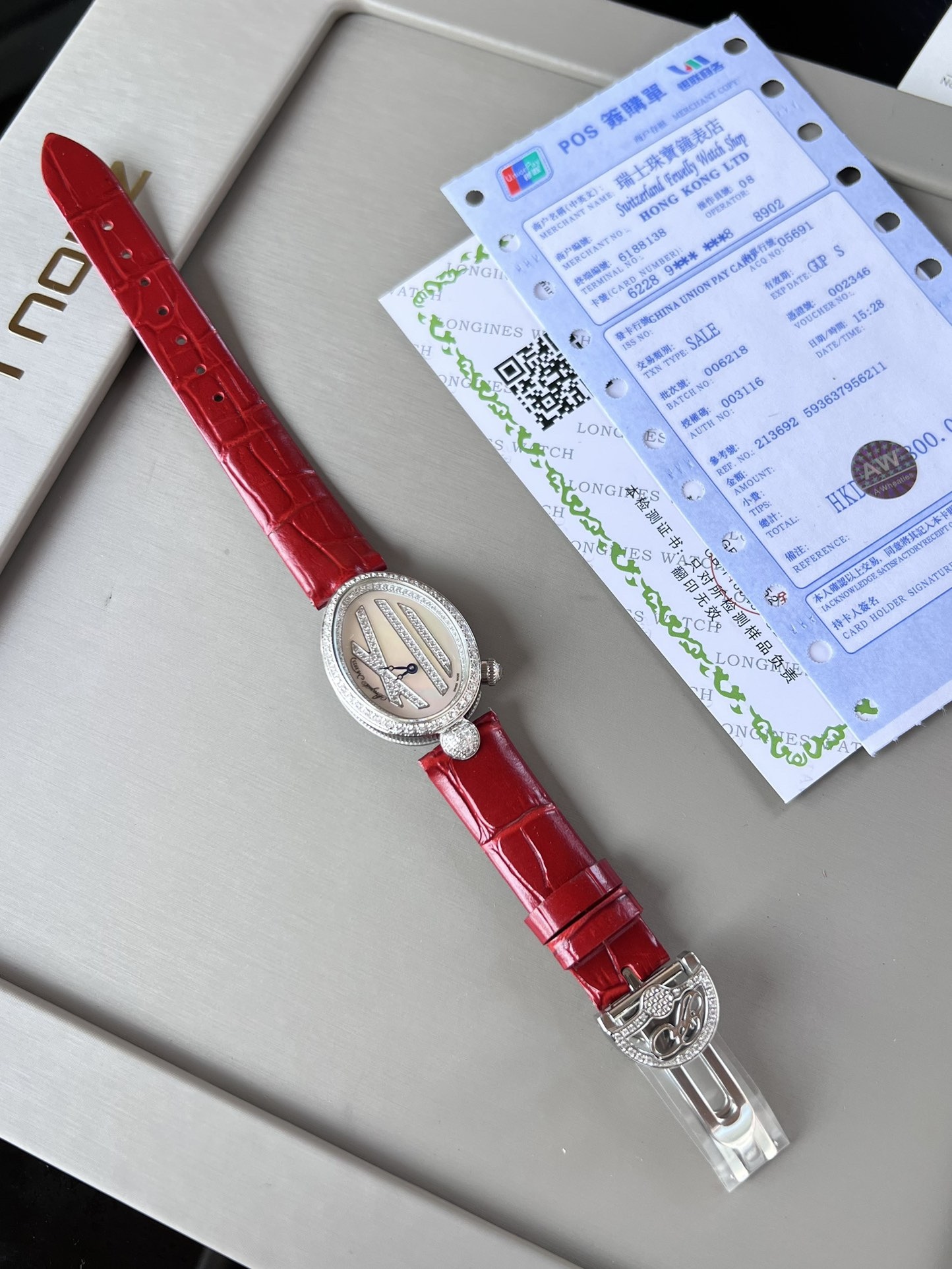 優雅出品史上最強復刻女表——寶璣那不勒斯皇后  黃金殼  系列驚艷登場，修正市場版本的所有不足，高貴典雅，盡顯女王風範！
【表殼】腕表尺寸分別為中號36.5x28.5毫米 小號33 x 25毫米
鵝卵形表殼高雅大氣，表殼外緣飾有錢幣紋。表圈和表殼周圍鑲嵌共117顆施華洛水晶（約0.99克拉）。表冠處鑲有一顆梨形晶石（約0.26克拉）
【精彩細節】
1.與原裝吻合，在表殼背部均打有貴金屬標識，效果清晰工整，彰顯腕表檔次。2.穹面玻璃，從側面看不僅有魚眼效果，還能折射鑽石帶來的璀璨光芒，更顯腕表高貴血統。
3