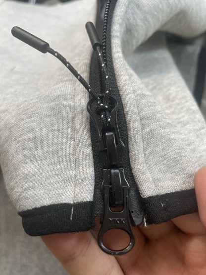 Nike耐克官方WINDRUNNER風行者系列男子連帽衫春季針織衛衣！
貨號：HV0950
頂級品質，申州原廠空氣層廠面料，品質炸裂，妥妥的爆款！注意：此款非4490貨號！

Nike Tech Windrunner男子全長拉鍊開襟連帽衫，後面小勾

亞洲標準版型，立體裁剪，不挑身材，不挑年齡，一款很舒適百搭的拉鍊外套！

顏色：黑色  灰色
尺碼:M L XL XXL

尺碼參考:

        衣長  胸圍  下擺  袖長

M       69    53     52     78