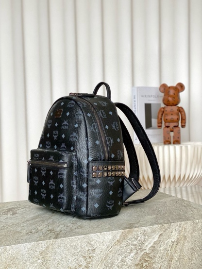 𝐌𝐂𝐌 𝐒𝐭𝐚𝐫𝐤 𝐕𝐢𝐬𝐞𝐭𝐨𝐬小号铆钉双肩背包独家®️黑老花满印
标志性的 Visetos 黑色涂层 # 结构化设计拥有宽敞的内部空间和金字塔形铆钉饰边 造型风格前卫 # 男女同款包 # 背包里的黑酷天花板
