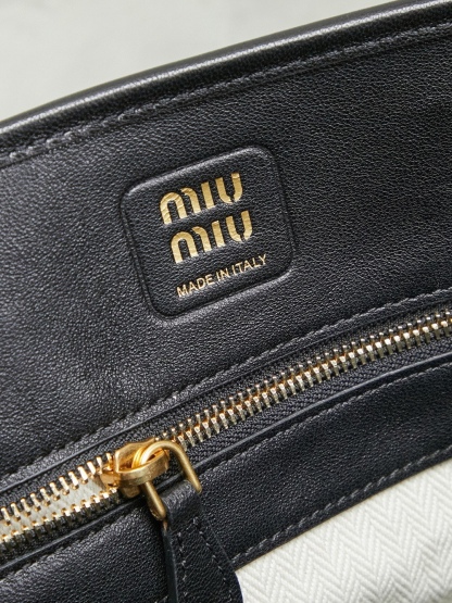 Aventure包袋展现出简约随性的魅力。重新诠释经典线条，这款柔软的Nappa变体展现出多功能和实用的态度，并通过精致独特的细节得到提升。aventure nappa皮革手袋灵感源自miu典藏设计，结构经过调整，变得更加轻便，焕发全新个性，饰以压花字母徽标，增添标志性元素，复古金色五金配件，亚麻混纺衬里，配拉链口袋和贴袋，长手腕适合用作手提或单肩
