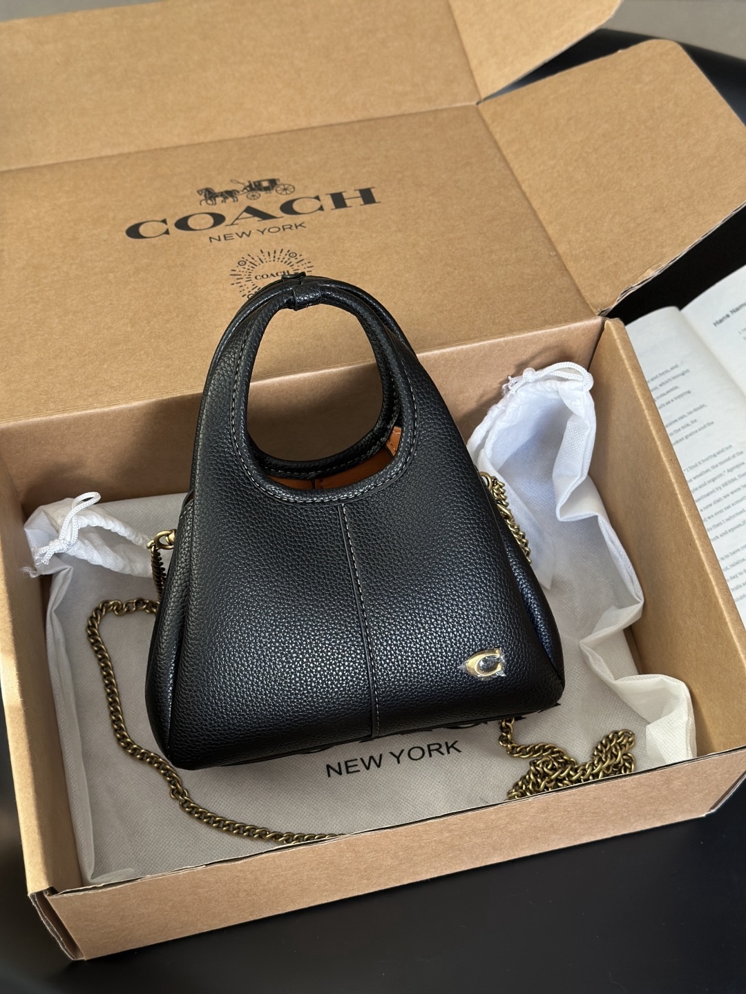 Coach新款首發🔥Lana19 mini號
尺寸：19✖️17cm
精緻小巧，簡約時尚
可手拎，可斜挎 ☑️小號 黑色
尺寸：19✖️17cm