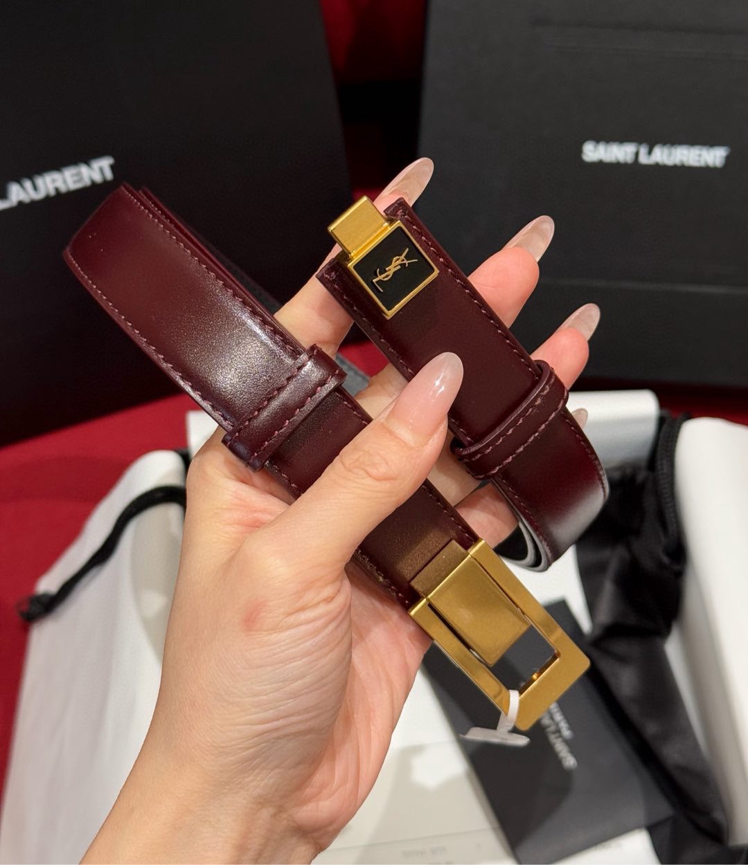 YSL頂級版復刻新寵腰帶
經典百搭款 搭配牛仔褲或者裙子都很好看 長短可調節 25mm寬 雙面進口小牛皮 精緻的真空鍍鈀搭扣飾有琺瑯字體效果