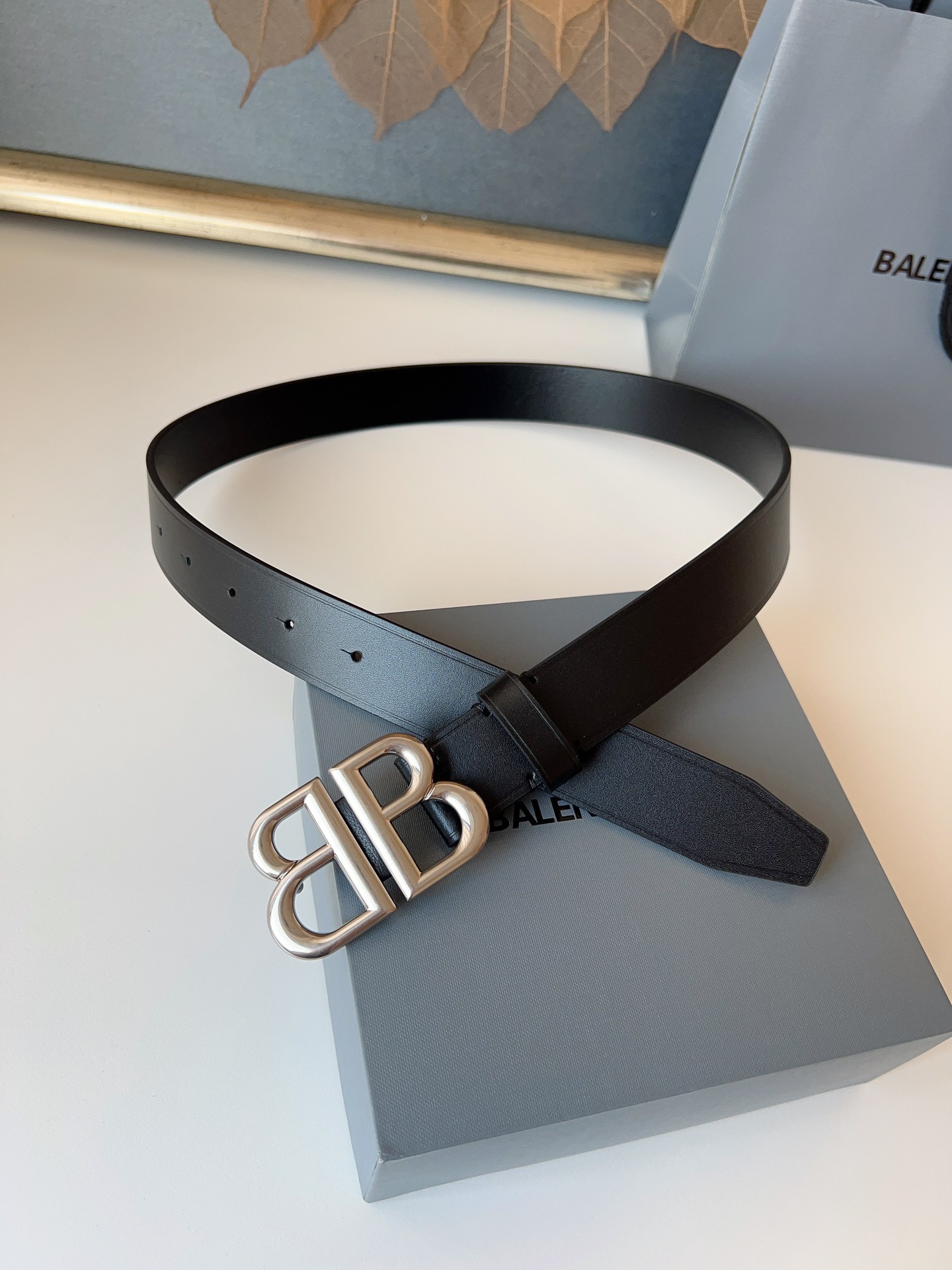 巴黎世家（Balenciaga）寬度3.0cm 是法國的奢侈品牌，作為時尚界最具影響力品牌之一的地位。設計師源於：都市時尚潮流獨特的設計風格，採用進口小牛皮製作；搭配純銅復古五金，使其更具魅力。值得擁有的百搭精品！