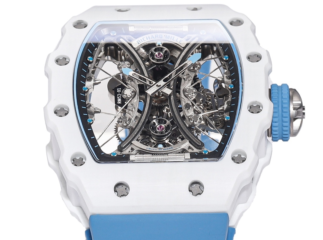 白色TPT石英纖維
【RICHARD MILLE】理查米爾RM53-01 將腕表設計與運動賽事相互結合，完美詮釋了賽場上的勇者堅定信念、頑強拼搏的精神。RM53-01以馬術運動為背景，採用多種高科技材料來抵御運動時帶來的強烈撞擊，從而保證不受破壞、正常運轉。高科技材質打造如同“護具”。“RM 53-01 PABLO MAC DONOUGH”的陀飛輪腕表，此款腕表除具備運動腕表的動感與活力外，還配備了堅固的TPT®碳纖維表殼、層壓藍寶石水晶表鏡以及固定機芯的懸浮式鋼索，有效的降低巨大衝擊、