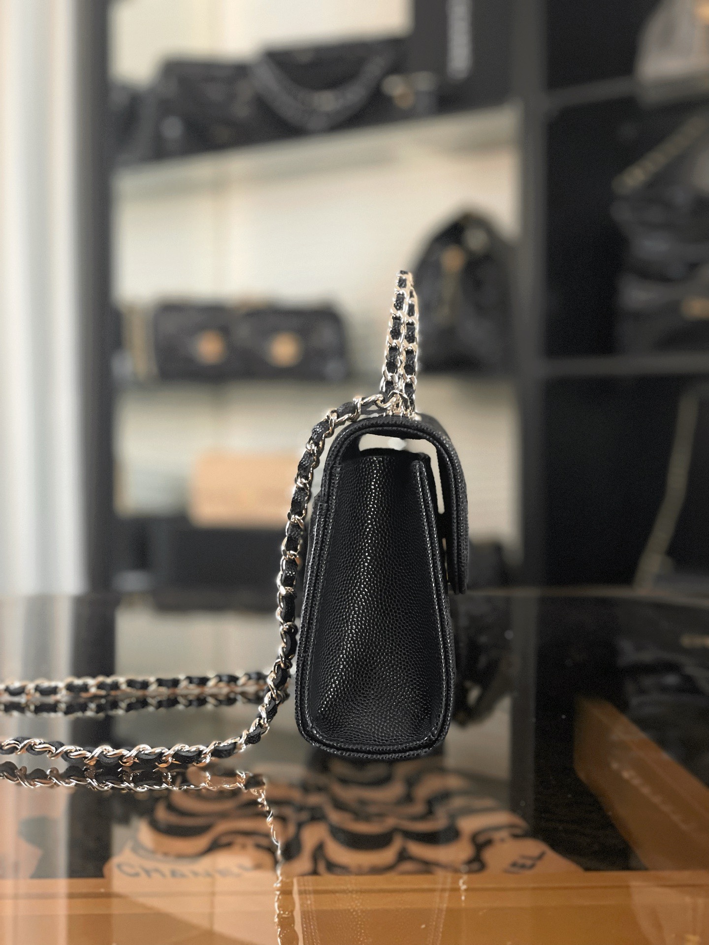 特▪️級鋼 
現貨發售🌱皮穿鏈手柄𝐤𝐞𝐥𝐥𝐲手機包回歸
𝑪𝒉𝒂𝒏𝒆𝒍 𝟐𝟓𝐬｜黑色♥𝐳𝐩級 

這顆絕對是黑馬
第一眼看到就深深愛上💕
顏值不必說 直接閉眼入不會錯
很好打理 也是百搭型
實現了單背斜挎腋下背手拎的效果📷
簡直就是福音〰️
很精緻 值得珍藏🔝

五金：全鋼18K淺金
皮料：獨家Haas小牛皮
尺寸：𝟏𝟒.𝟓*𝟏𝟏.𝟓*𝟓.𝟓 𝚌𝚖
3237