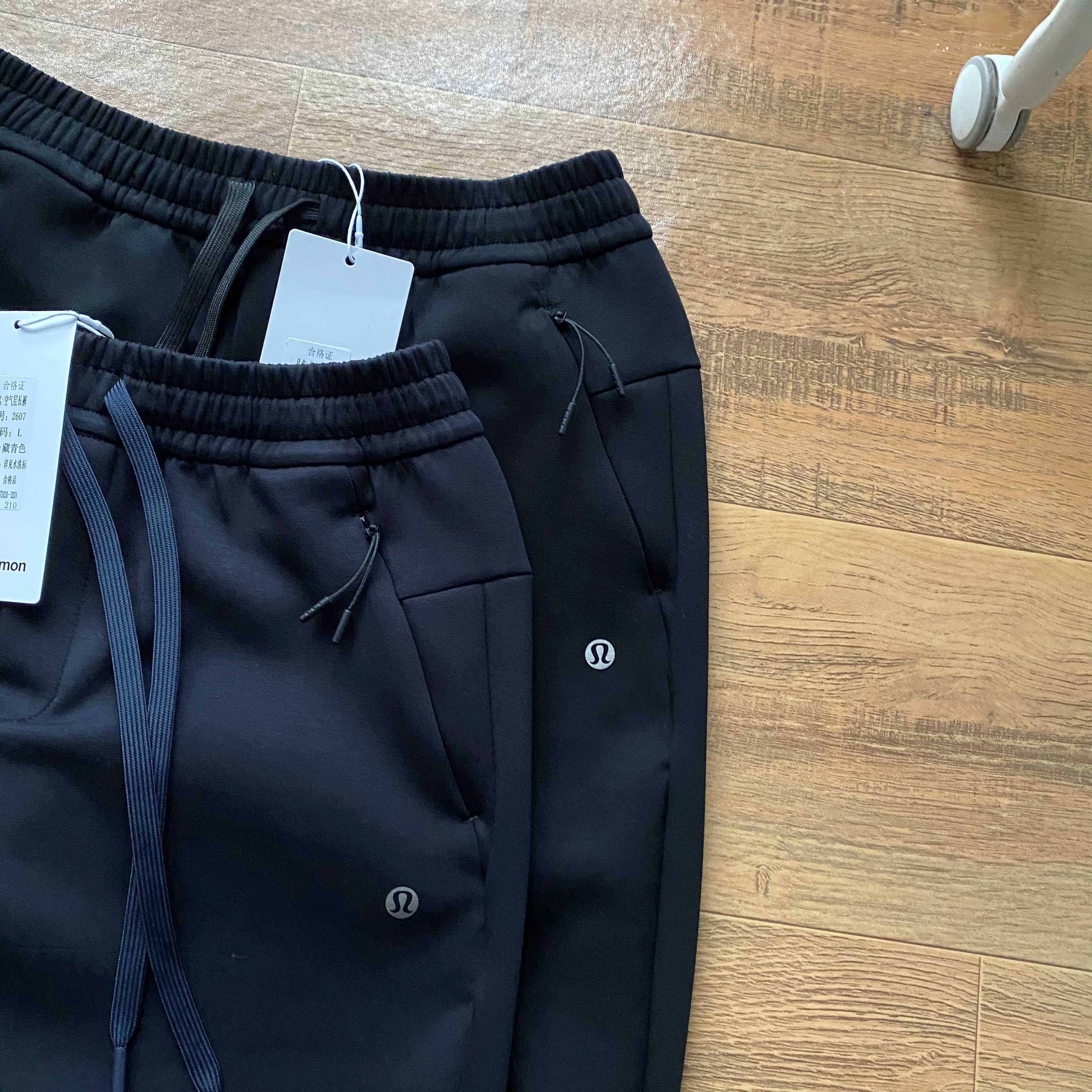 lululemon 露露  2026年春秋季新款男空氣棉休閒長褲  鬆緊腰帶 男士休閒運動衛褲！經典時尚款，客供彈力空氣層面料，軟糯垂彈，舒適透氣！採用空氣棉面料，上身絲滑，柔軟親膚，舒適透氣，不起球，不褪色，耐洗耐穿，上身百搭，不臃腫！做工精細，品質保證！精美logo燙印，兩側隱藏拉鍊口袋，做工細節都非常不錯，上身簡約百搭！立腰部鬆緊抽繩，兩側拉鍊口袋，做工走線整齊密集，高品質精品貨，空氣層面料定織定染，無色差。寬松版型，不挑腿型，更加遮肉顯瘦，烘托休閒隨意舒適的氣氛，不管怎麼穿搭都好看！