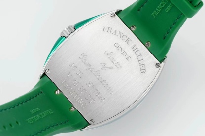 ABF 最高品質綠遊艇 新款到貨 Franck Muller 法蘭克穆勒 Vanguard Yachting V45遊艇系列 44x54 mm
1.表殼100%原版開模 特別是三明治結構表殼 中間內側 藍色的側槽和把頭位置凸出來的藍色耳位 更是使表殼的製作過程更加困難 然後歷時10個多月經過多次初版校對 終於研發製作成功 完全採用316精鋼製作 而非市場低成本的塑膠模具 
2.本版本V45綠色遊艇字面 真法郎字丁 都是採用原裝1：1高度的數字凹邊內法郎烤真丁 成本高 製作複雜 良品率低 字面下層有放大鏡