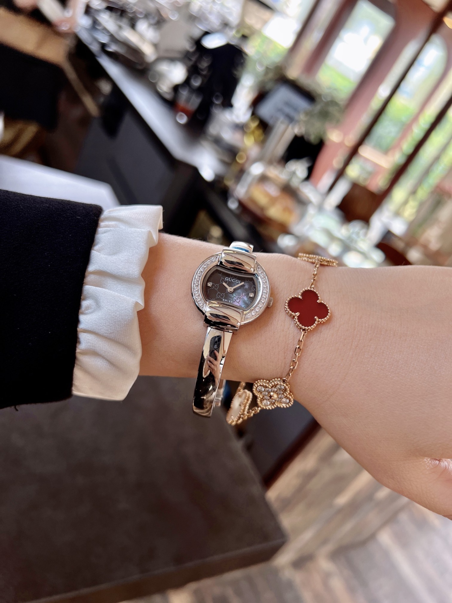 古馳
Gucci 瑞士日內瓦最新限量款升級版到貨（後蓋全新加重處理，重做原裝對版鑲鑽字面。字面鑲嵌八箭八星兩個閃亮的鋯鑽石💎，細節誠意滿滿💎區別以往老舊版本，歡迎品鑒👏👏），表徑25mm，厚度7.5mm，藍寶石玻璃，表面把頭都有經典雙G logo設計元素，非常經典，適合小手腕佩戴，小巧玲瓏，溫婉細膩