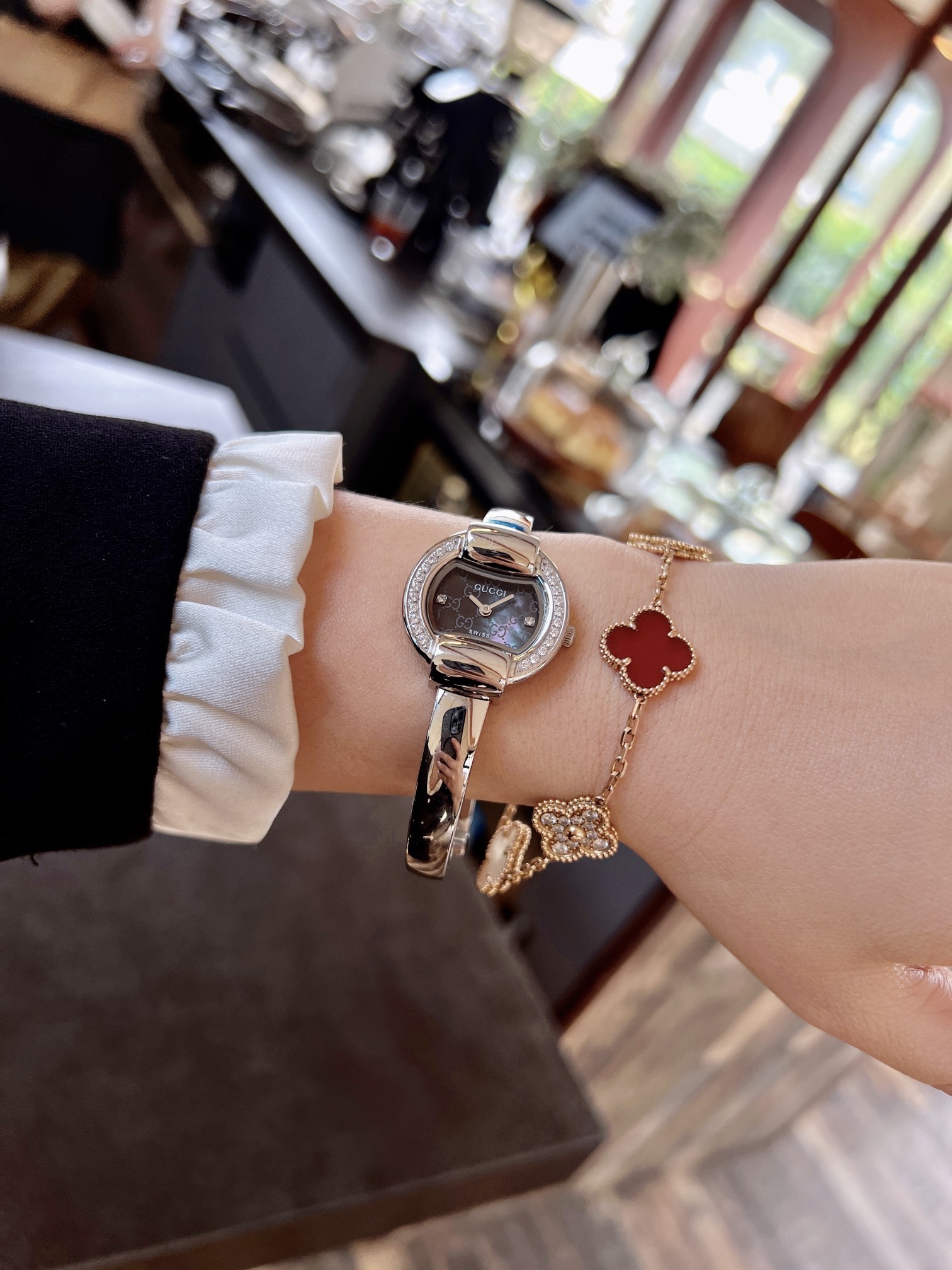 古馳
Gucci 瑞士日內瓦最新限量款升級版到貨（後蓋全新加重處理，重做原裝對版鑲鑽字面。字面鑲嵌八箭八星兩個閃亮的鋯鑽石💎，細節誠意滿滿💎區別以往老舊版本，歡迎品鑒👏👏），表徑25mm，厚度7.5mm，藍寶石玻璃，表面把頭都有經典雙G logo設計元素，非常經典，適合小手腕佩戴，小巧玲瓏，溫婉細膩