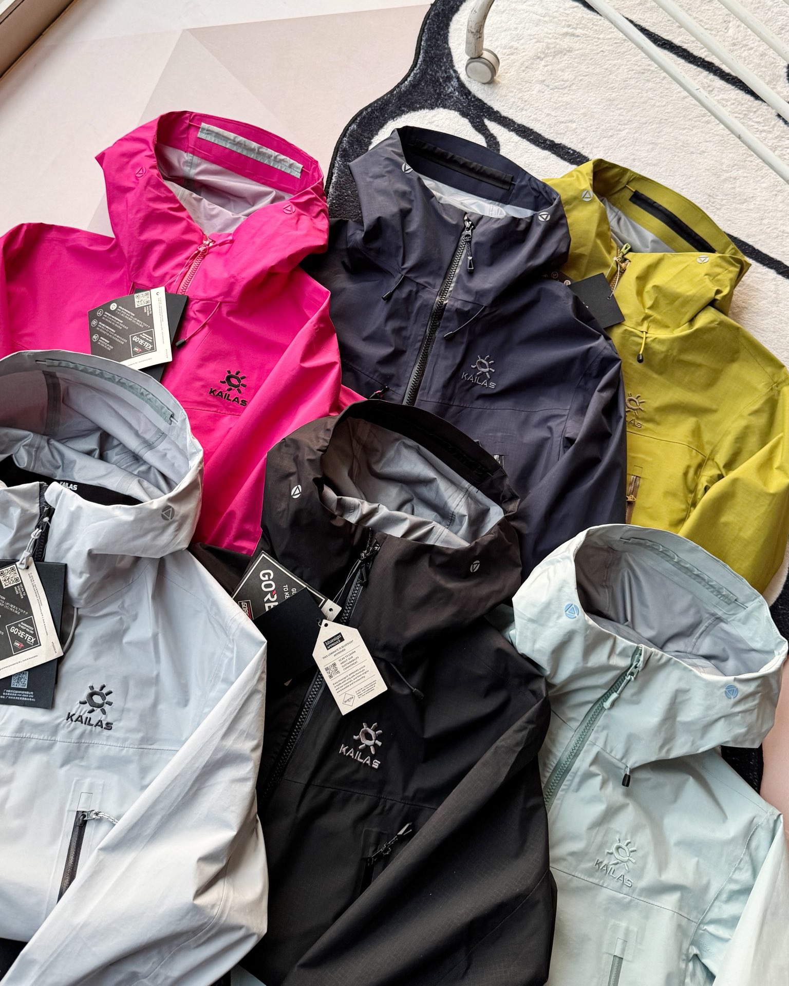 KAILAS凱樂石博格達衝鋒衣！防風防水透氣保溫，六色可選！面料採用與100D Gore-Tex Pro同級防護科技，人性化剪裁設計立體剪裁在肩部、肘部預留充足活動空間，背負重包時也不會束縛動作。風帽後側設有抽繩調節系統，暴雨時收緊可防止雨水糊臉；袖口採用鈎環固定，大幅活動時不易移位。透氣與輕量平衡腋下雙拉鍊設計能在運動時形成有效通風。整體重量控制得當，長途徒步不會造成負擔。可拆卸內膽：三合一設計最驚喜的是羽絨內膽
羽絨內膽特別輕便，保暖效果很好；可拆卸，很方便穿脫，拆掉羽絨內膽，就是一件風殼