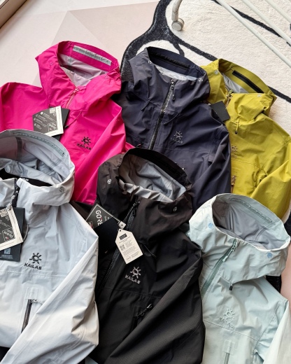 KAILAS凱樂石博格達衝鋒衣！防風防水透氣保溫，六色可選！面料採用與100D Gore-Tex Pro同級防護科技，人性化剪裁設計立體剪裁在肩部、肘部預留充足活動空間，背負重包時也不會束縛動作。風帽後側設有抽繩調節系統，暴雨時收緊可防止雨水糊臉；袖口採用鈎環固定，大幅活動時不易移位。透氣與輕量平衡腋下雙拉鍊設計能在運動時形成有效通風。整體重量控制得當，長途徒步不會造成負擔。可拆卸內膽：三合一設計最驚喜的是羽絨內膽
羽絨內膽特別輕便，保暖效果很好；可拆卸，很方便穿脫，拆掉羽絨內膽，就是一件風殼