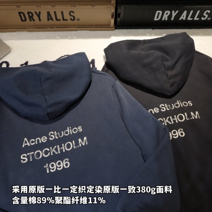 Acne Studios 純色1996系列復古水洗破洞字母衛衣 原廠品質 男女同款

-面料：採用原版一比一定織定染原版一致380g面料。含量棉89％聚酯纖維11％，面料表面紗結看似起球效果，實則是獨家棉點肌理工藝，3D立體觸感，還原面料99％原生質感。

-輔料：原版拆解開發，一比一定制的小標，領標，水洗，吊牌，五金等等。

-工藝：原版分解，從裁剪，拼接，到縫製工藝完全原版一比一。衣破洞位置均為手工砂輪打磨，全衣上下幾十處破洞。噴色做舊部位需要噴馬騮師傅多次調試顏色，經過多次水洗，烘幹才