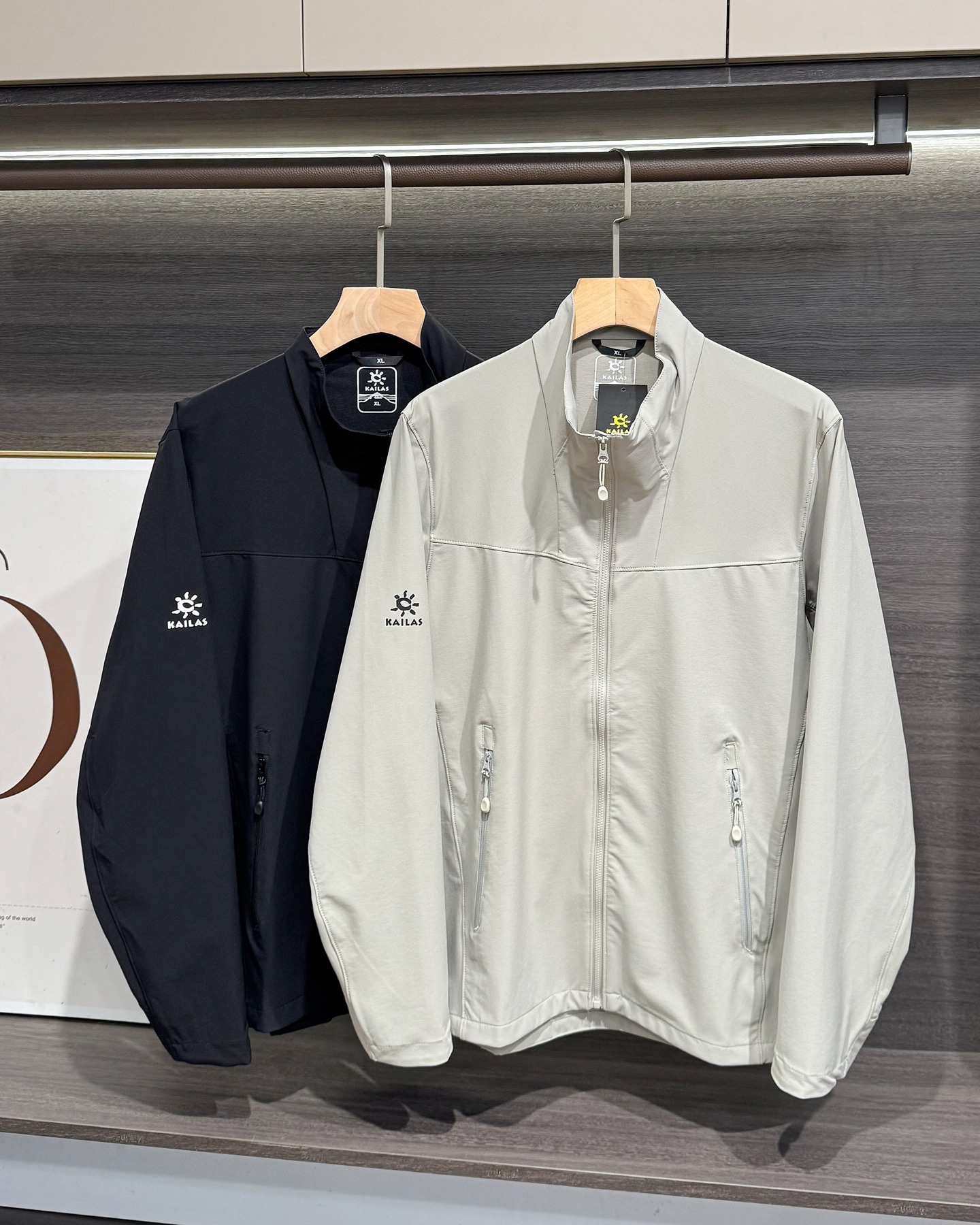 KAILAS‌/凱樂石春秋薄款輕量化衝風衣上衣外套】輕裝上陣！風雨無阻！

解鎖春秋戶外自由！輕到能揣進包里，卻能扛住風雨突襲！

極致輕量化面料，告別臃腫，上身輕若無物，跑步、騎行不束縛，戶外通勤也能利落有型！

透氣膜科技，運動時快速排汗，避免悶熱黏膩，春秋穿剛剛好！

立領剪裁護住脖頸，阻擋冷風灌入！

戶外級耐造，耐磨抗撕裂，口袋拉鍊防掉物，細節拉滿，徒步、騎行都穩！

極簡純色，內搭衛衣、T恤都好看，日常出街也能穿出高級感！

顏色:岩石灰  神秘黑
尺碼:L-3xL
L碼：   胸