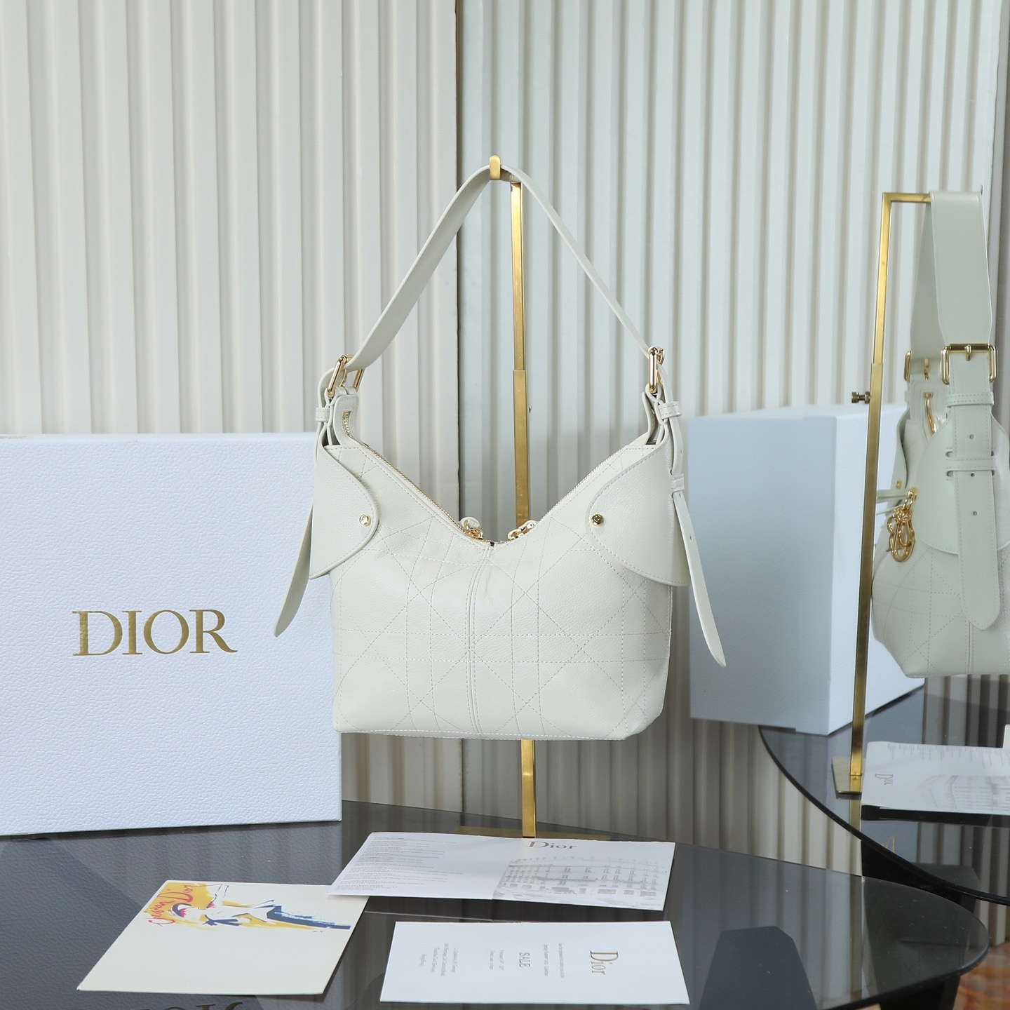 原廠皮 小號粒面牛皮 白色

Voyage秋冬系列
又是一個王炸級別，直接擊中心巴上
自帶鬆弛感，包形柔軟又隨意
經典藤紋格，雙拉鍊設計
整體高級又時髦，精緻感滿滿的字母吊墜
細節非常到位，超大的容量，自用超輕便
時髦精們都懂這款的含金量

型號：2845

size:22*9.5*15cm