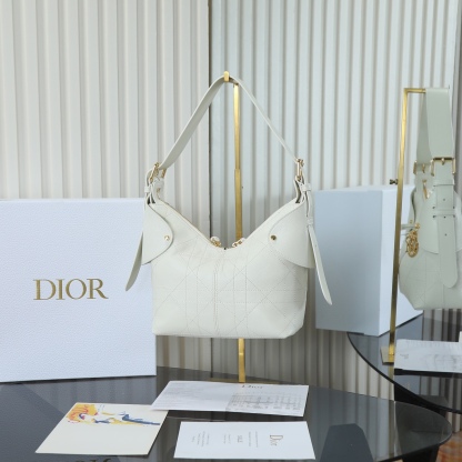 原廠皮 小號粒面牛皮 白色

Voyage秋冬系列
又是一個王炸級別，直接擊中心巴上
自帶鬆弛感，包形柔軟又隨意
經典藤紋格，雙拉鍊設計
整體高級又時髦，精緻感滿滿的字母吊墜
細節非常到位，超大的容量，自用超輕便
時髦精們都懂這款的含金量

型號：2845

size:22*9.5*15cm