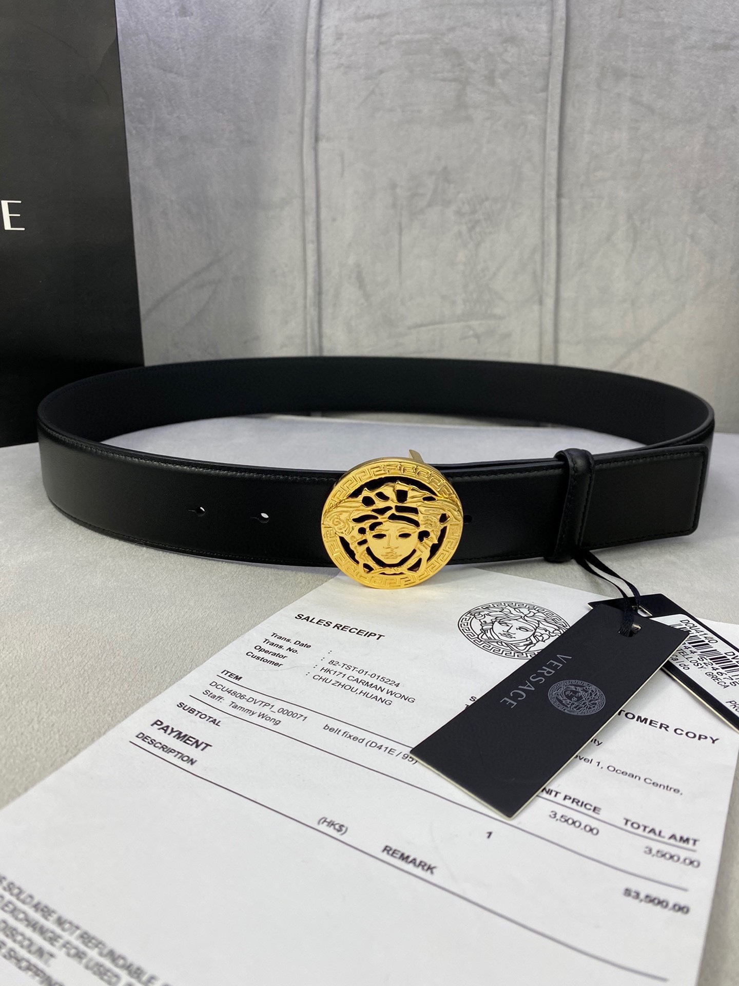 寬度3.8cm VERSACE（範思哲）此款平面皮帶採用小牛皮製成，配有一枚真空電鍍美杜莎頭像腰帶扣，採用穿孔閉合。