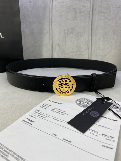 寬度3.8cm VERSACE（範思哲）此款平面皮帶採用小牛皮製成，配有一枚真空電鍍美杜莎頭像腰帶扣，採用穿孔閉合。