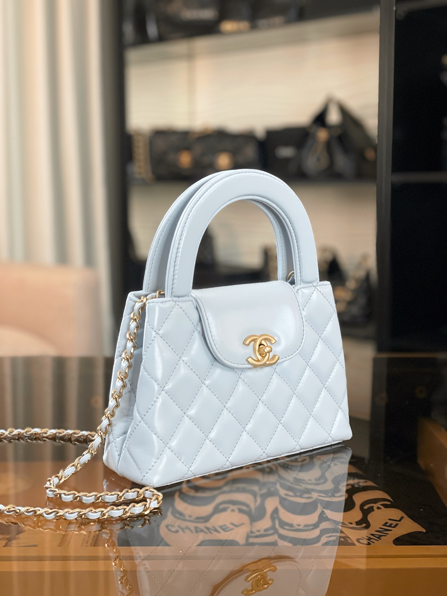 特▪️級 
🆕𝗖𝗵𝗮𝗻𝗲𝟭  
𝗞𝗲𝗹𝗹𝘆 手提鏈條包大號 淺藍

全網最熱🔥𝟤𝟦𝖯 𝗄𝖾𝗅𝗅𝗒手提袋
叱吒整個秀場，簡直美絕了〰️
簡約又復古的小手提很靈魂很舒適。
又乖又耐看，實在絕對愛不釋手❕

五金：厚鍍𝟤𝟦𝗄復古金
皮料：𝖵𝖾𝗅𝗂𝖾𝗋𝗊亮面小牛皮
尺寸： 𝟣𝟥*𝟣𝟫*𝟩 𝖼𝗆
4416