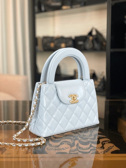 特▪️級 
🆕𝗖𝗵𝗮𝗻𝗲𝟭  
𝗞𝗲𝗹𝗹𝘆 手提鏈條包大號 淺藍

全網最熱🔥𝟤𝟦𝖯 𝗄𝖾𝗅𝗅𝗒手提袋
叱吒整個秀場，簡直美絕了〰️
簡約又復古的小手提很靈魂很舒適。
又乖又耐看，實在絕對愛不釋手❕

五金：厚鍍𝟤𝟦𝗄復古金
皮料：𝖵𝖾𝗅𝗂𝖾𝗋𝗊亮面小牛皮
尺寸： 𝟣𝟥*𝟣𝟫*𝟩 𝖼𝗆
4416