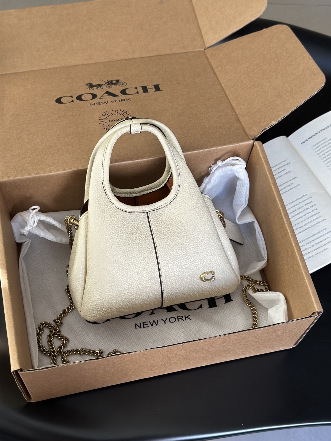 Coach新款首發🔥Lana19 mini號
尺寸：19✖️17cm
精緻小巧，簡約時尚
可手拎，可斜挎 ☑️小號 奶白色
尺寸：19✖️17cm