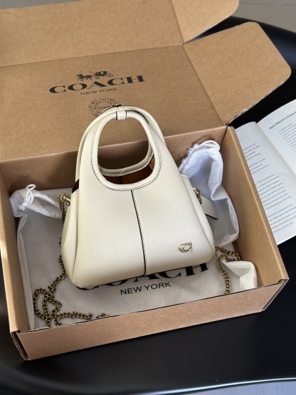 Coach新款首發🔥Lana19 mini號
尺寸：19✖️17cm
精緻小巧，簡約時尚
可手拎，可斜挎 ☑️小號 奶白色
尺寸：19✖️17cm