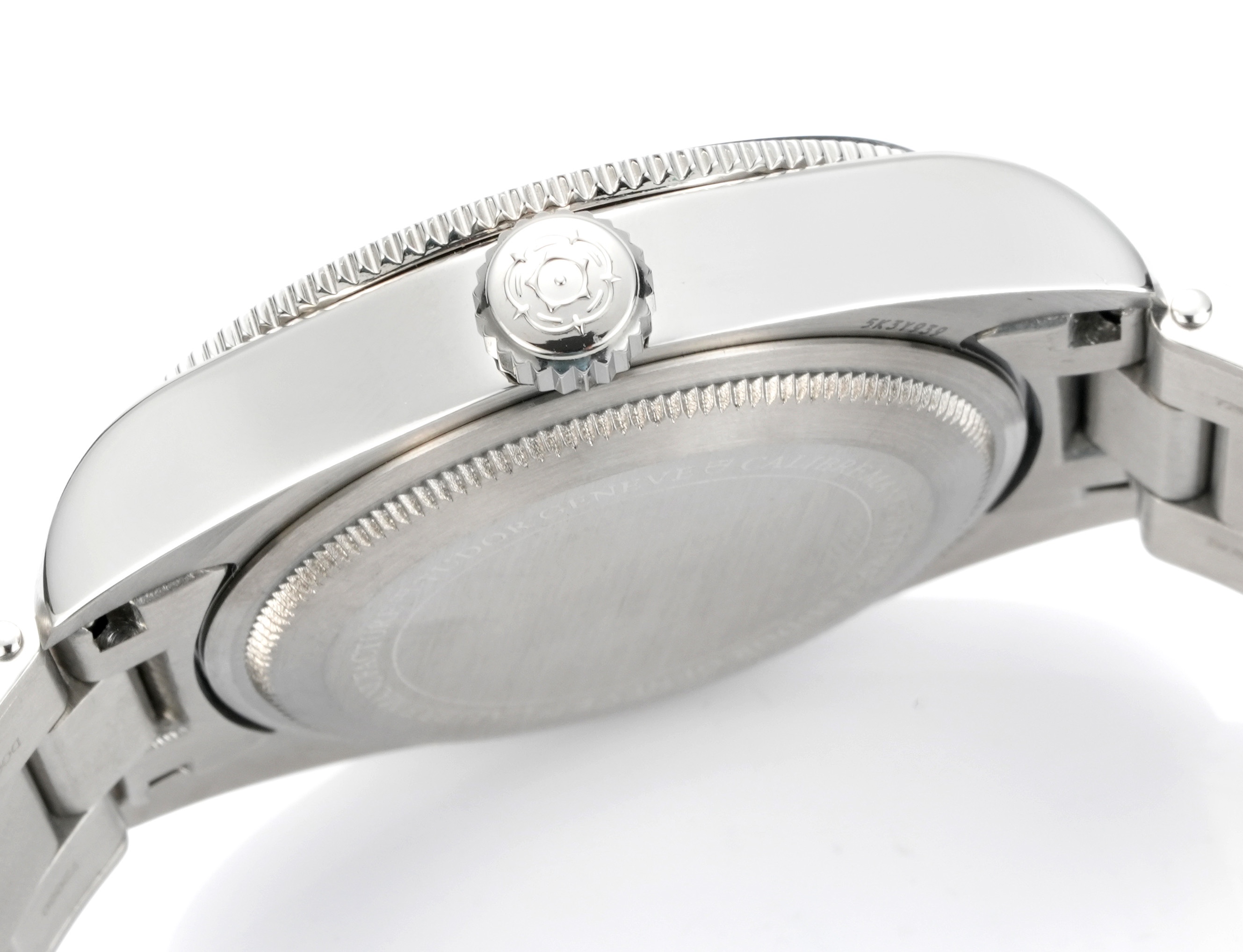 廠帝舵 TUDOR   碧灣系列對於帝舵來說，無疑是一個龐大的產品線，在今年推出了一隻全新的單色碧灣，以絕對的實力被認為是勞力士無歷黑水鬼的平替！今年推出的這只全新單色碧灣，也迎來了碧灣第三次制表科技和煥新美學風格上的革新。
1.新款碧灣迎來新的改革，升級夜光珠，而正品同步凹入式，搭配的是圓拱形藍寶石表鏡，更顯復古感📸 
2.腕表採用不鏽鋼材質打造表殼，經過精細的磨光與磨砂處理，呈現出獨特的質感和光澤度。同勞力士水鬼一樣，表殼採用41毫米尺寸，也是沿襲了“原版”碧灣的直徑，既適合日常佩戴，又能展現出腕