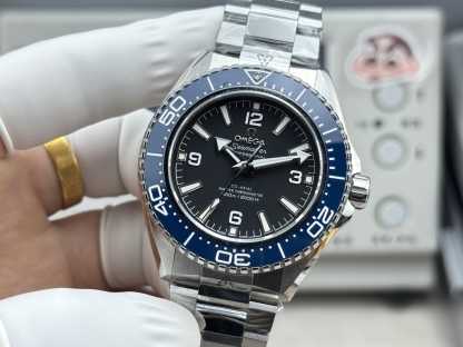 VS+ 歐米茄-全新海馬600米！
海洋宇宙腕表問世二十週年推出的全新第四代海馬系列海洋宇宙腕表🌊
全新腕表傳承了海洋宇宙表款的經典設計元素，並通過更纖薄的輪廓和更銳利的線條，為腕表注入更具現代感的風格。腕表表殼尺寸為42毫米，涵蓋橙、藍、黑三種不同顏色的表圈。