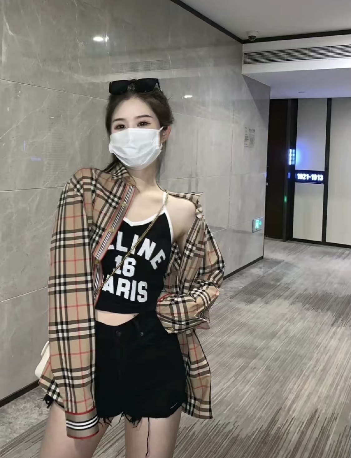 Burberry/巴寶莉 門襟袖口織帶格紋棉質長袖襯衫
面料採用雙股80支梭織斜紋面料，格紋對位，紗線定織定染，
每個獨立的尺碼都是定位裁片，前幅，口袋，
袖子等部位都是對格對位的，工序複製，費時費料，
採用純天然珍珠貝殼紐扣，洗水嘜定制，多處手工一片一片激光剪裁對位，
所有工序，用料都是ZP做法，區別市面一眼假版本
裝飾品牌典藏 復古大格紋，BUR粉絲的衣櫥珍藏款式,尤其是對於忠實的BUR粉來說，
此款更是絕對不能錯過的珍寶級別產物！
顏色：門襟袖口織帶
S Size：S-XL