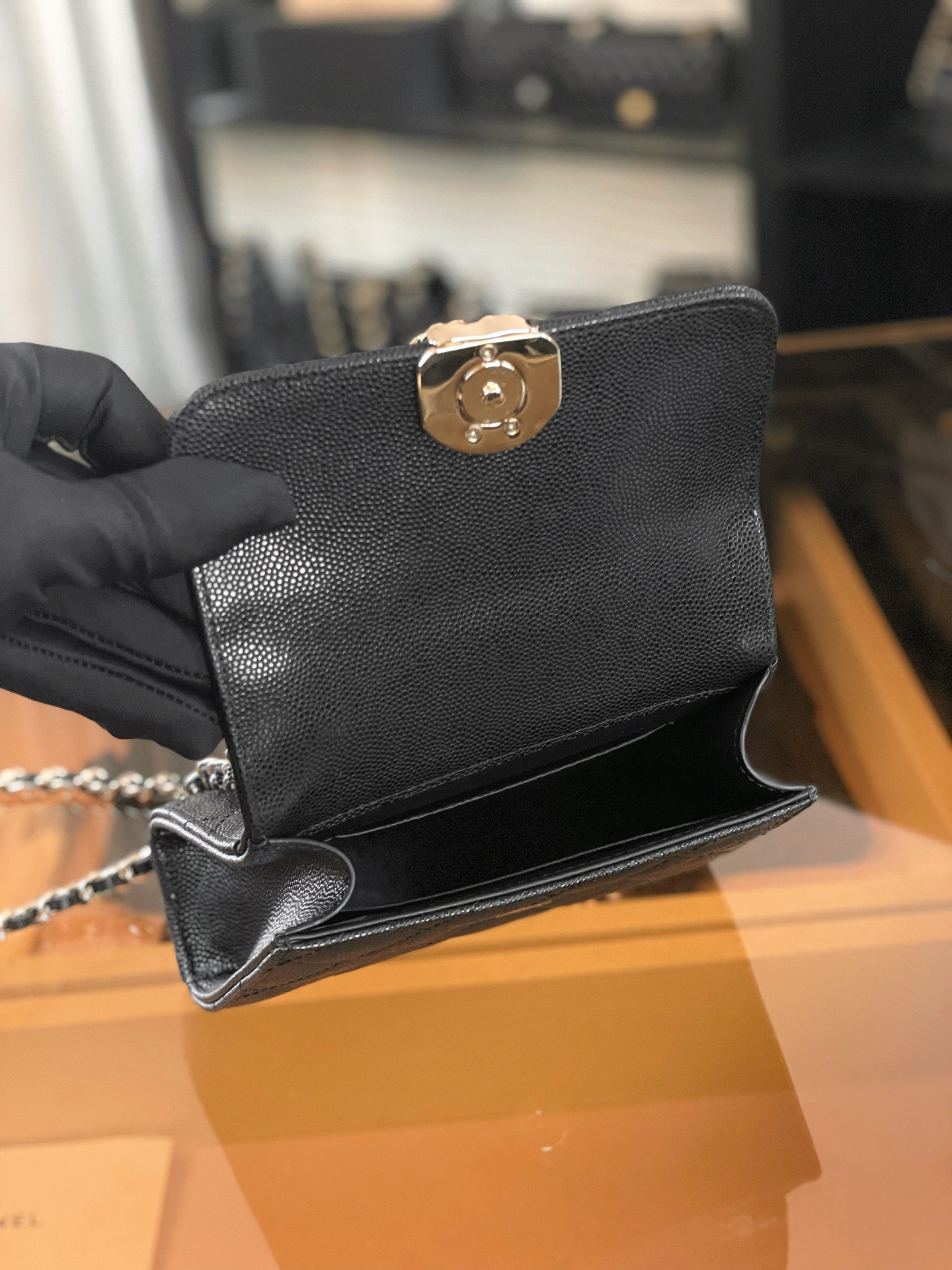 特▪️級鋼 
現貨發售🌱皮穿鏈手柄𝐤𝐞𝐥𝐥𝐲手機包回歸
𝑪𝒉𝒂𝒏𝒆𝒍 𝟐𝟓𝐬｜黑色♥𝐳𝐩級 

這顆絕對是黑馬
第一眼看到就深深愛上💕
顏值不必說 直接閉眼入不會錯
很好打理 也是百搭型
實現了單背斜挎腋下背手拎的效果📷
簡直就是福音〰️
很精緻 值得珍藏🔝

五金：全鋼18K淺金
皮料：獨家Haas小牛皮
尺寸：𝟏𝟒.𝟓*𝟏𝟏.𝟓*𝟓.𝟓 𝚌𝚖
3237