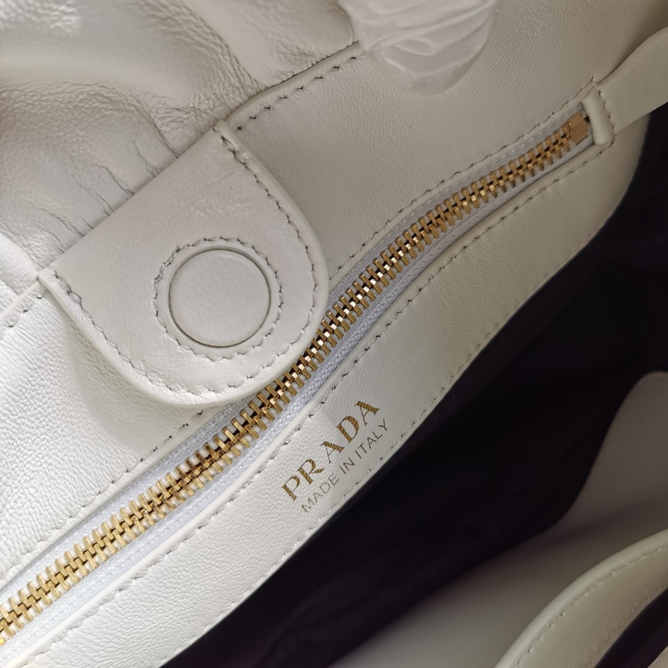 【 原單】P家🌹🎉新款福袋包🎉1BG541小羊皮🎉🎉這款福袋包採用進口小羊皮，袋口為抽繩加兩邊流梳設計，顯得整個包格外時尚又輕便又休閒，袋口為磁扣開合，內配有拉鍊和口袋，上身效果非常漂亮，女士們，趕緊入手吧，又是一款永久了過時爆款🎉🎉尺寸：長24x高25x底11cm🎉