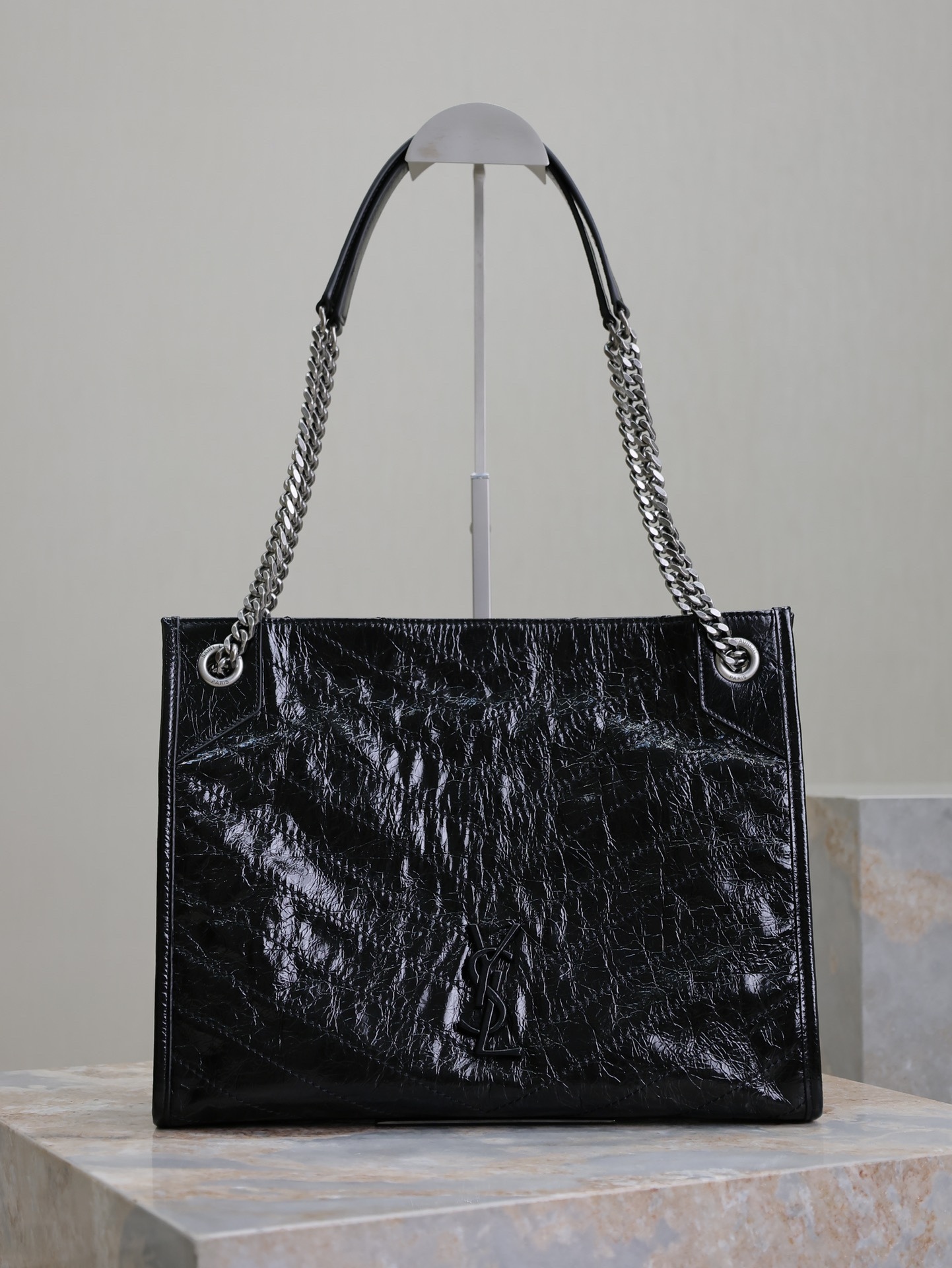 黑色·
Niki shopping bag_
意大利進口抓皺油蠟牛皮，五金是全牛皮包裹，工藝十分精湛！包袋中間有磁吸扣，保障了包包使用的安全性；內里有一拉鍊隔層及敞口插槽設計可放手機及零錢卡片，方便拿取，不會出現因為是大包而出現找不到東西的情況；包包自重非常輕，容量又足夠大，公文包、旅行包、購物袋、媽媽包隨意切換，實用性爆表！
型號：577999
尺寸：33x27x11.5cm