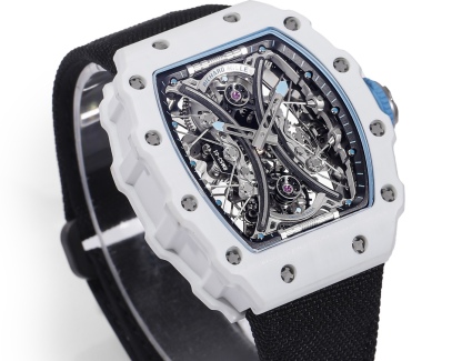 白色TPT石英纖維
【RICHARD MILLE】理查米爾RM53-01 將腕表設計與運動賽事相互結合，完美詮釋了賽場上的勇者堅定信念、頑強拼搏的精神。RM53-01以馬術運動為背景，採用多種高科技材料來抵御運動時帶來的強烈撞擊，從而保證不受破壞、正常運轉。高科技材質打造如同“護具”。“RM 53-01 PABLO MAC DONOUGH”的陀飛輪腕表，此款腕表除具備運動腕表的動感與活力外，還配備了堅固的TPT®碳纖維表殼、層壓藍寶石水晶表鏡以及固定機芯的懸浮式鋼索，有效的降低巨大衝擊、