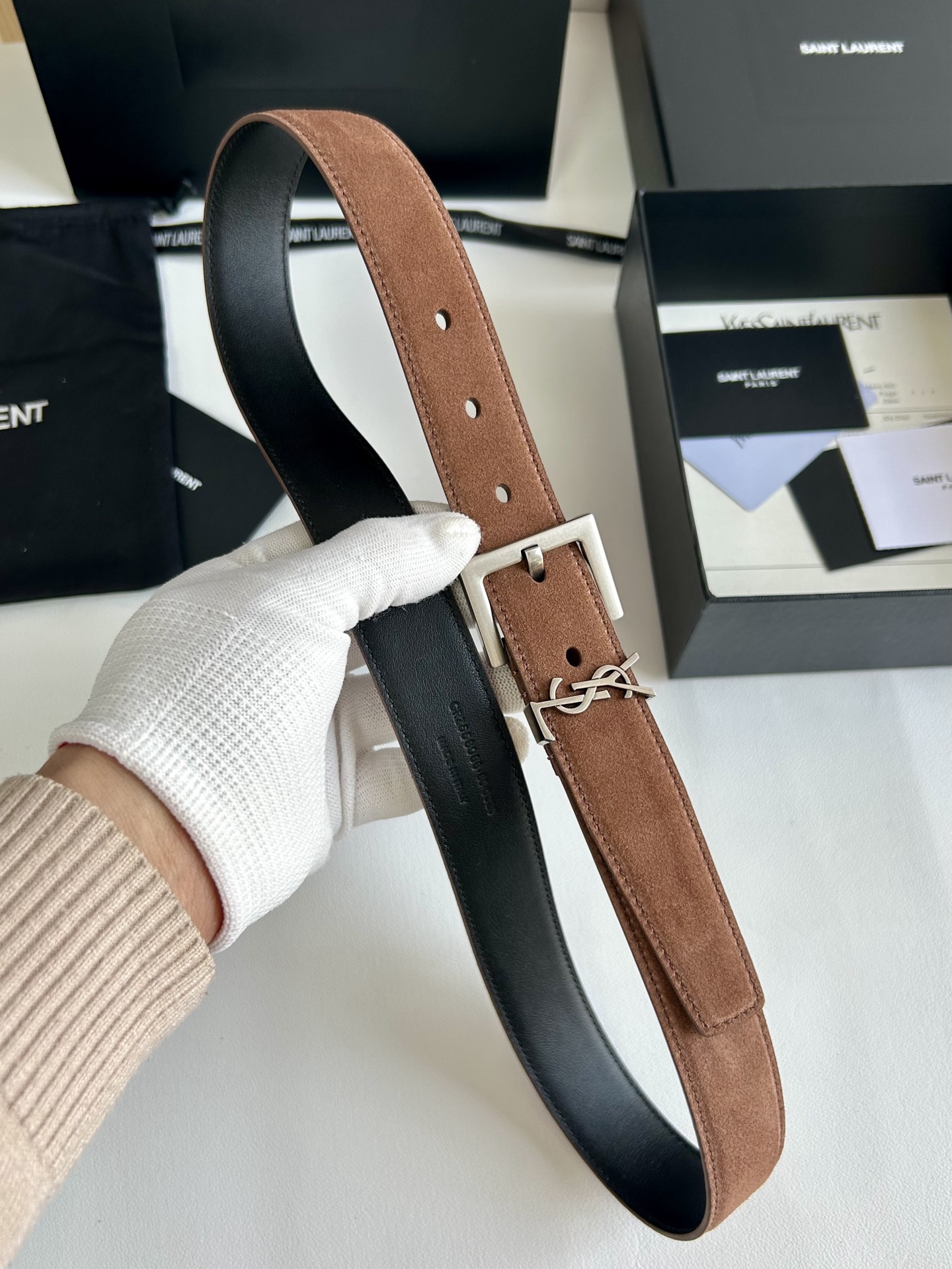 聖羅蘭 女士腰帶，進口小牛皮 配以CASSANDRE 標識腰帶環。古銅色金銀五金可選。精緻優雅的設計，寬度3.0cm