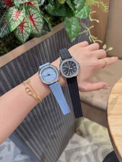 
百达翡麗  5067A 手雷 石英女表 PATEK PHILIPPE--5067A全系列石英腕表，帶來全網最佳的復刻產品和極致體驗，確保還原正品般的舒適感，尺寸35.6X7.7mm 圓潤的八角形表殼與原裝一致，走時穩定，續航持久，性價比超高。