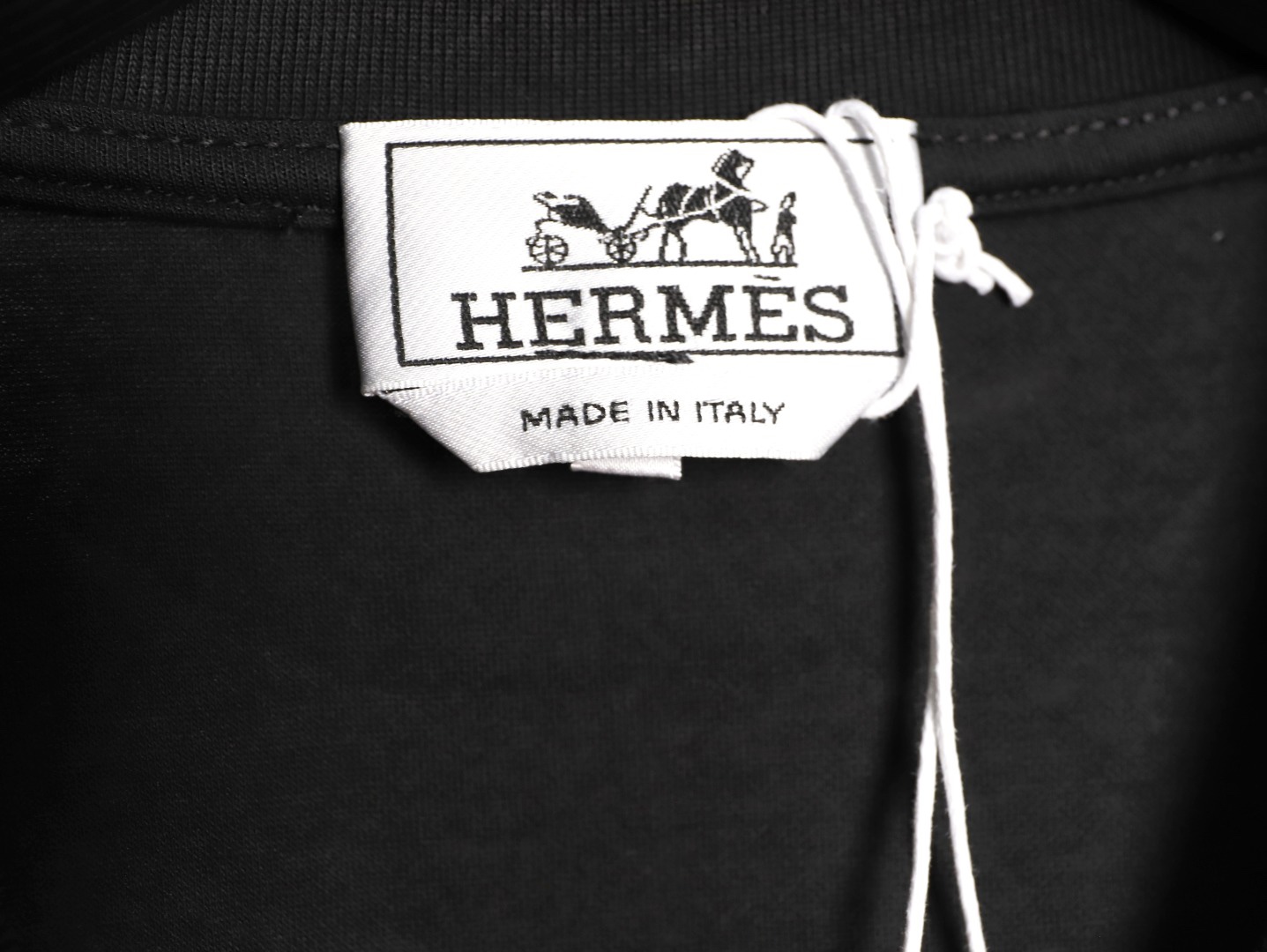 🔝HERMES愛瑪仕 真皮H字貼片短袖T恤
正品購入，21支洗後維斯棉190克，1*1羅紋230克，面料拼接，模板刺繡，定制1：1真皮皮標，定制1：1商標，寬松版型
B Size：S-XL