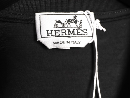 🔝HERMES愛瑪仕 真皮H字貼片短袖T恤
正品購入，21支洗後維斯棉190克，1*1羅紋230克，面料拼接，模板刺繡，定制1：1真皮皮標，定制1：1商標，寬松版型
B Size：S-XL