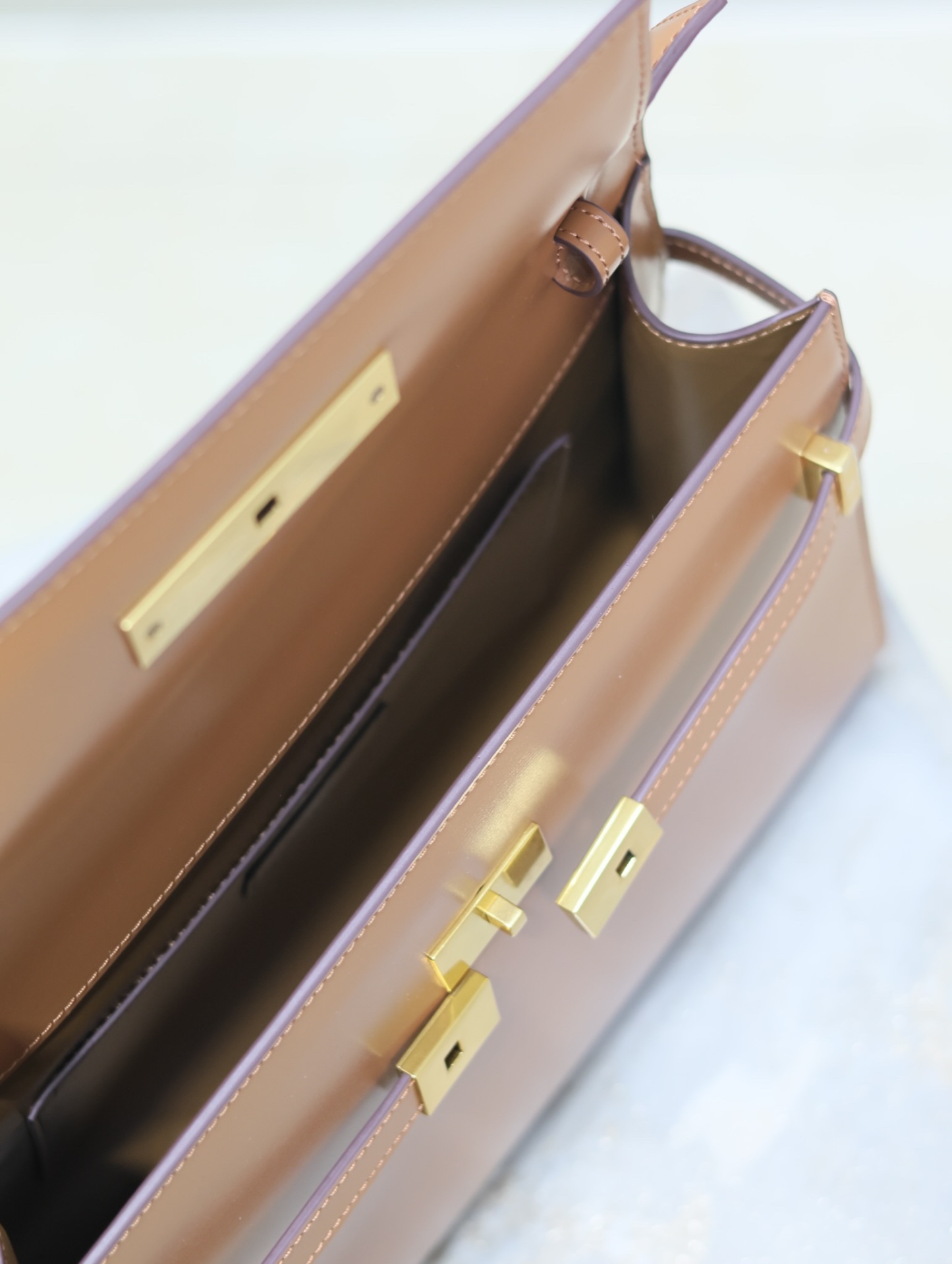 Manhattan_29cm
翻蓋曼哈頓法棍包，一改以往經典的logo，取而代之低調簡約的設計風格，它有點像H家的凱莉，很有復古的味道！商務➕休閒兩者結合，總結起來就是百搭！可以手拿，可以單肩或斜挎，一包多用，滿足了商務型女士，又滿足了小女生的休閒！精心挑選的意大利牙簽紋牛皮、完美的走線、精緻的五金讓整個包包都散髮出高級的味道！
型號：579271
尺寸：29x20.5x7cm