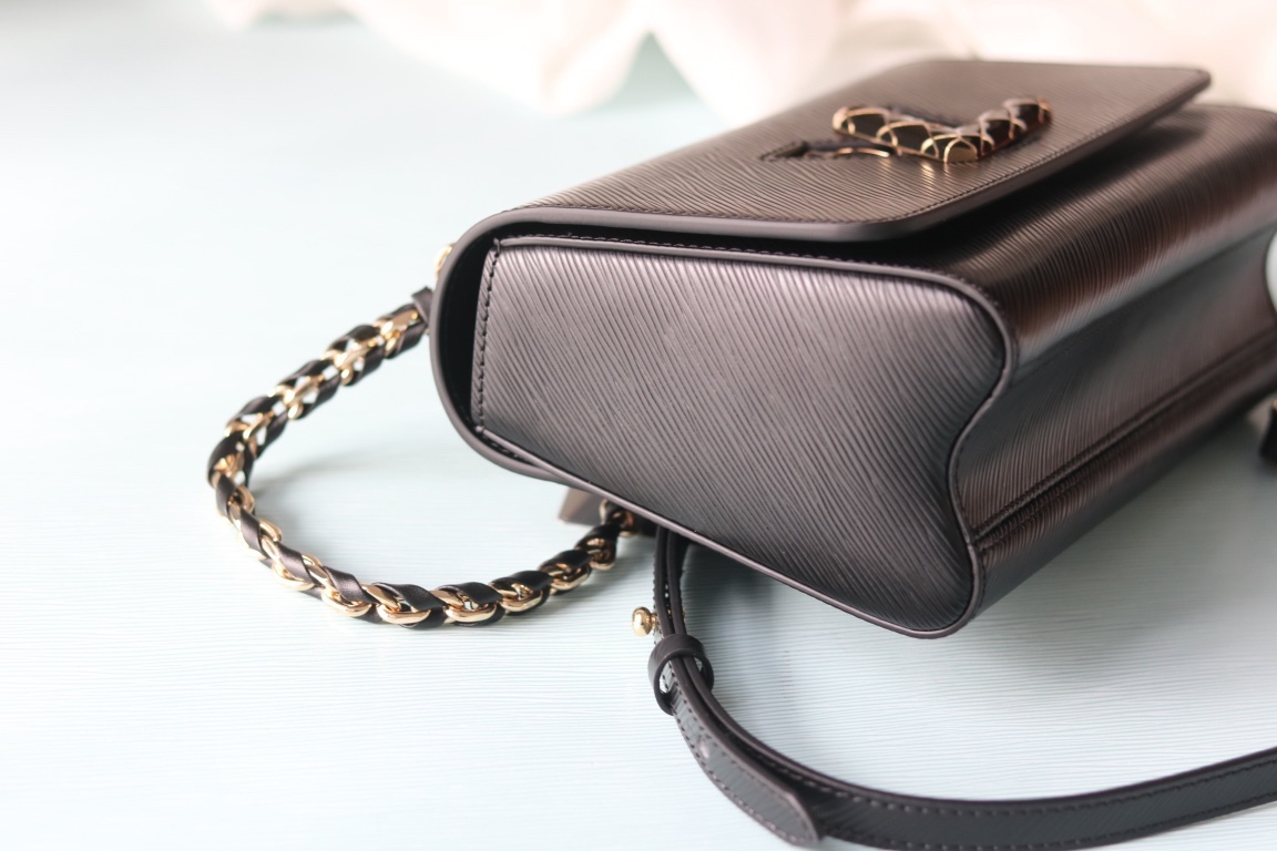 [玫瑰] 原版品質[玫瑰]歡迎貨比三家[玫瑰]款號：50396/23271/23267/23377[玫瑰][玫瑰][玫瑰]本款 Twist 中號手袋取材Epi粒面皮革。標誌性鎖扣點綴同色琺瑯，呈現絎縫效果，致意品牌硬箱內部圖案，並彰顯路易威登匠心工藝。可由日入夜背攜，釋放潮流格調。[玫瑰]
23x 17x9.5釐米(長度x高x寬) Epi 粒面皮革
Epi粒面皮革飾邊牛皮革內襯金屬件
LV Twist 扭鎖
內貼袋，配有可拆卸鏡子後側內貼袋
大號前內袋配有拉鍊袋肩帶:可拆卸，可調節包帶半長:49.0釐